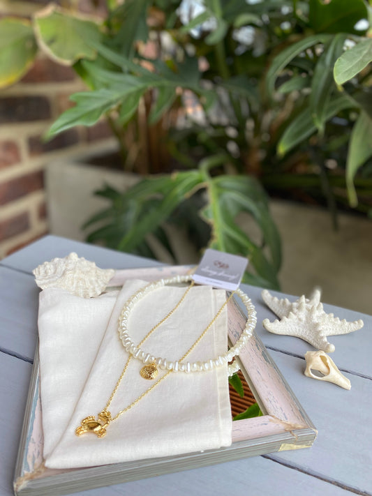 Collar doble perlas y dijes cangrejo y concha