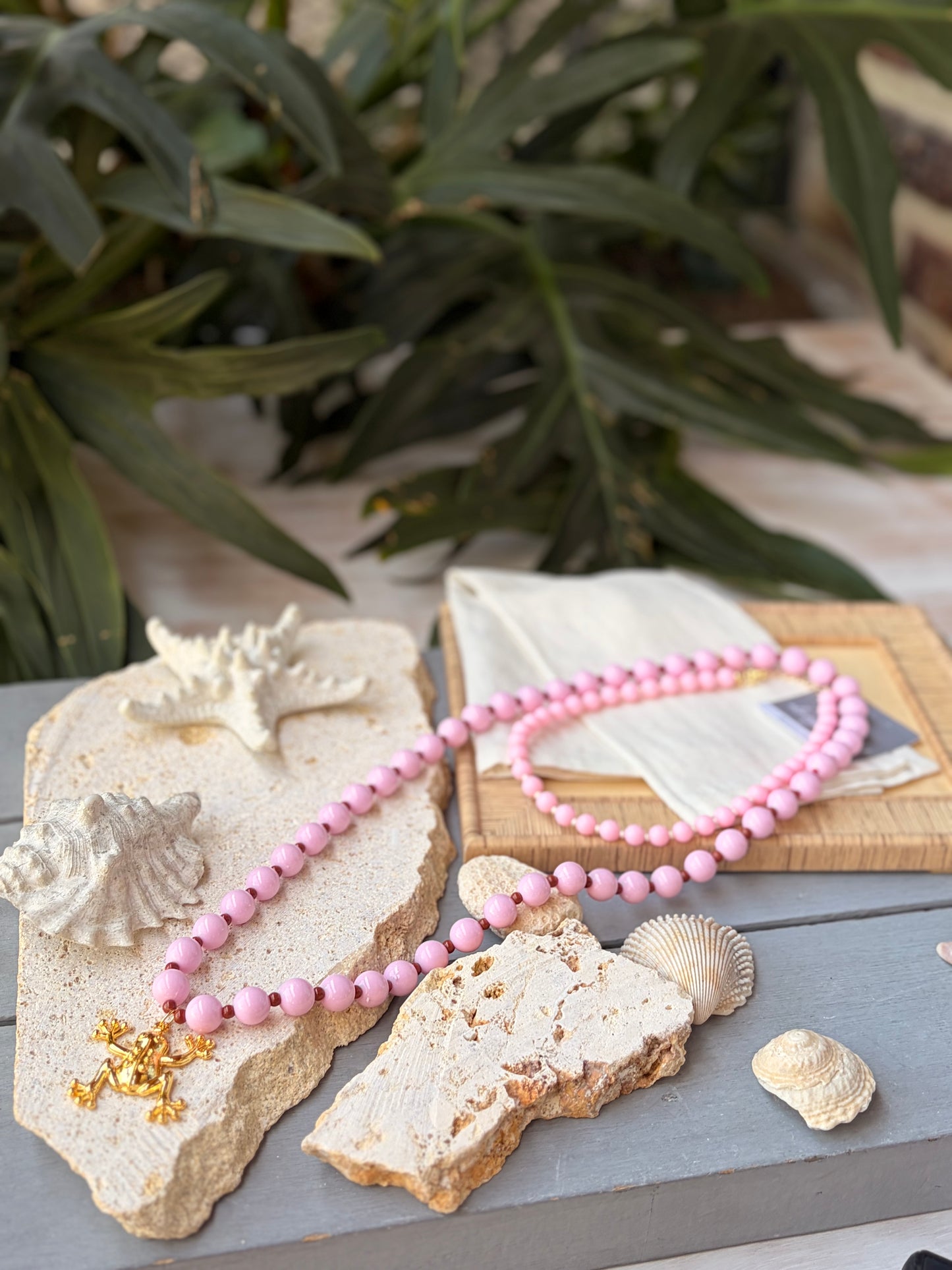 Collar bolas medianas rosadas dije rana 24k