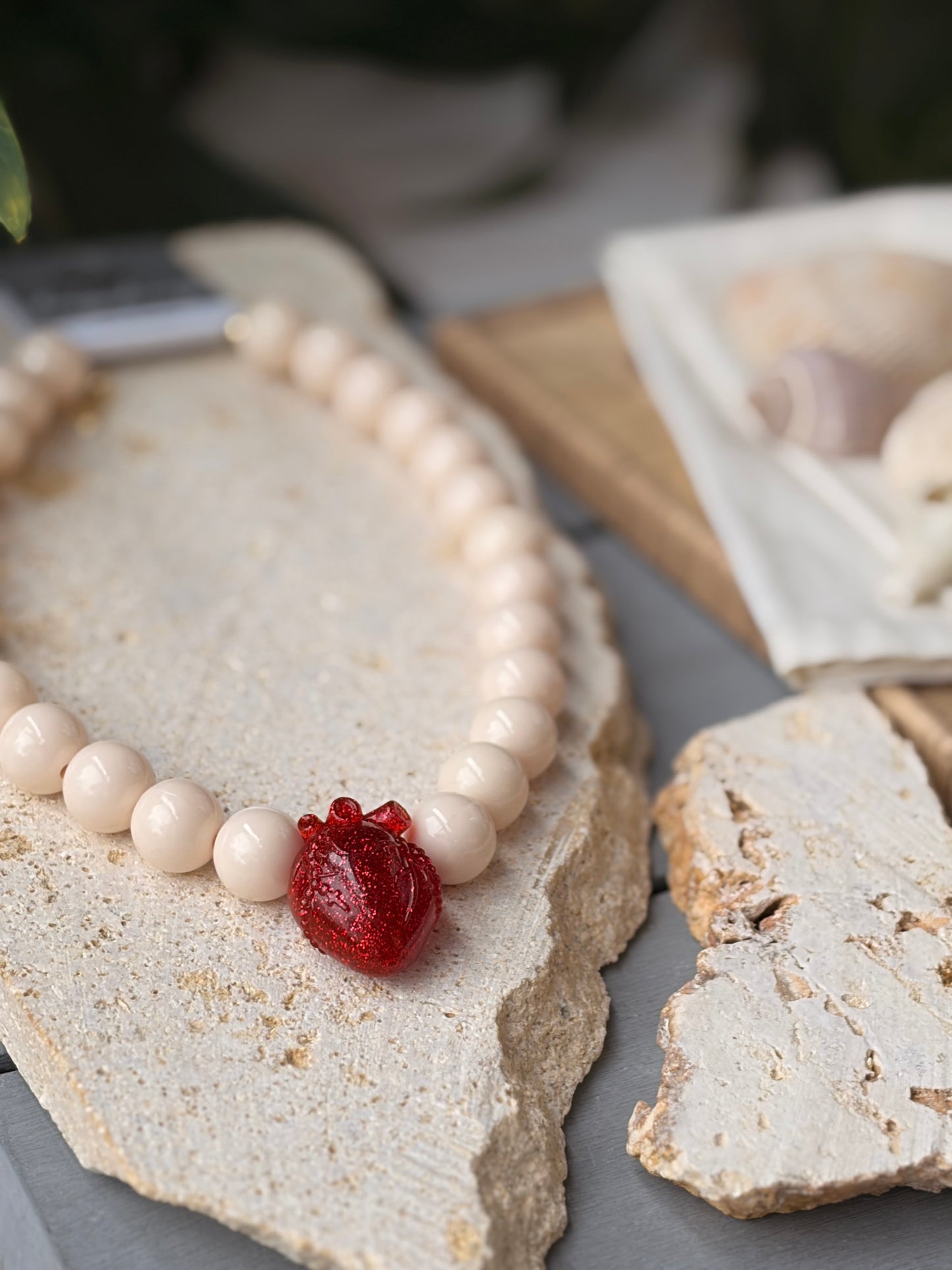 Collar bolas beige corazón anatómico
