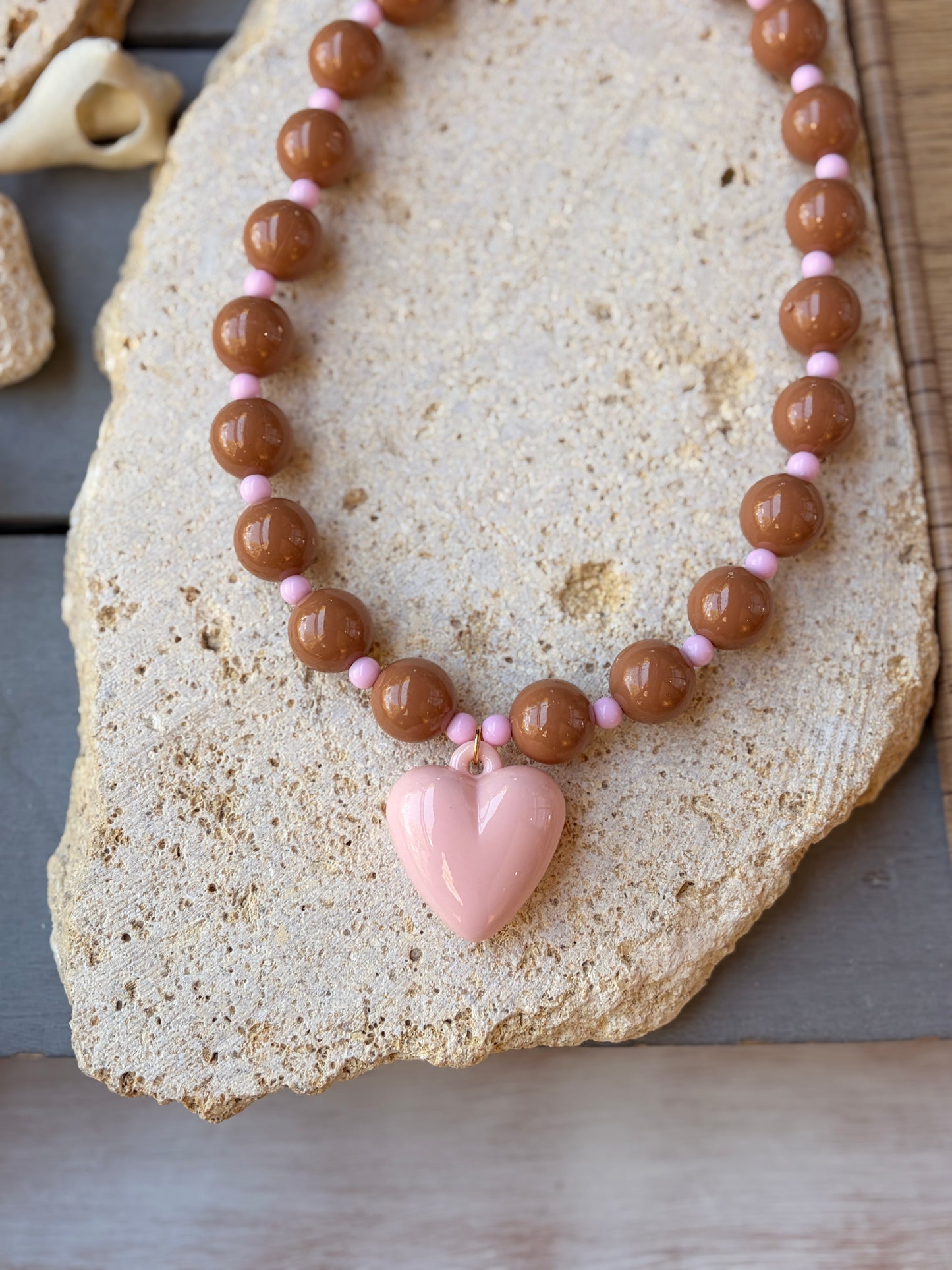 Collar bolas café dije corazón rosado
