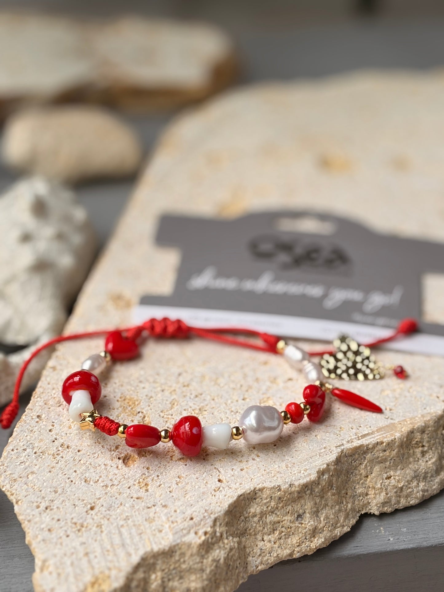 Pulsera en hilo hongos y corazones