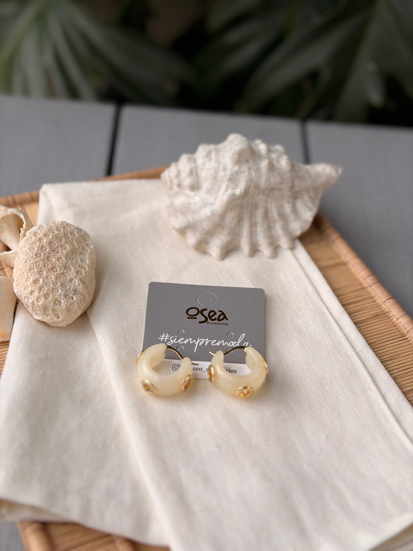 Candongas en resina y taches