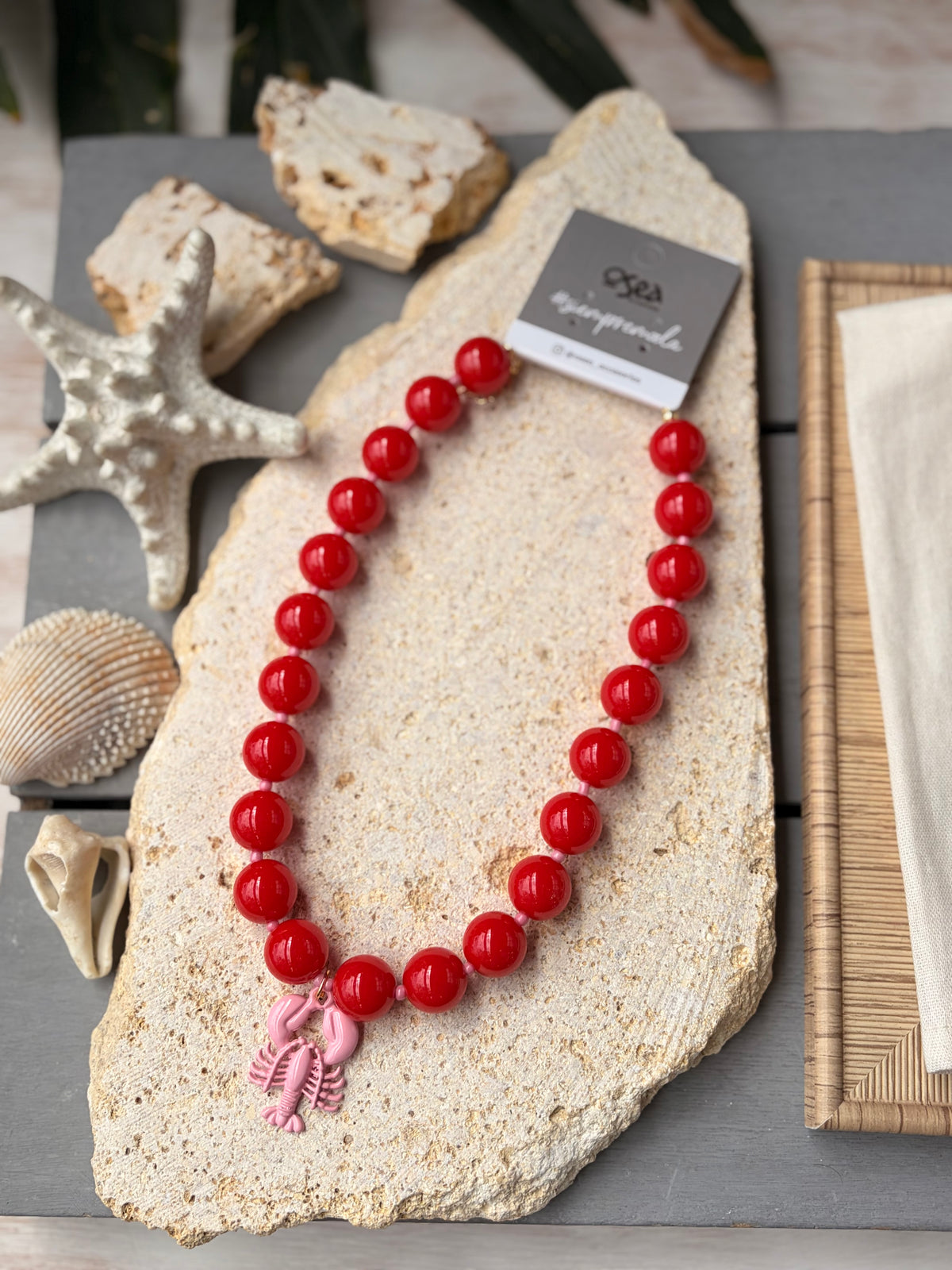 Collar bolas rojas dije langosta rosada esmaltada