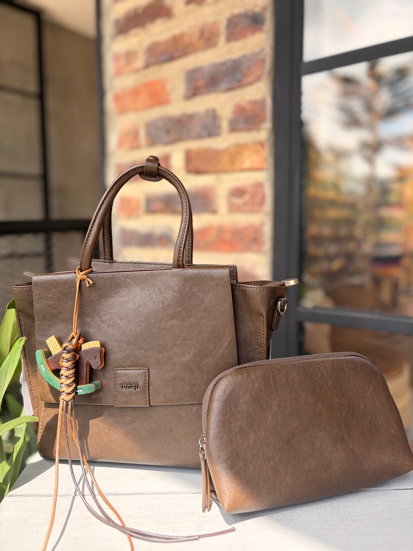 Bolso tipo cuero con detalle