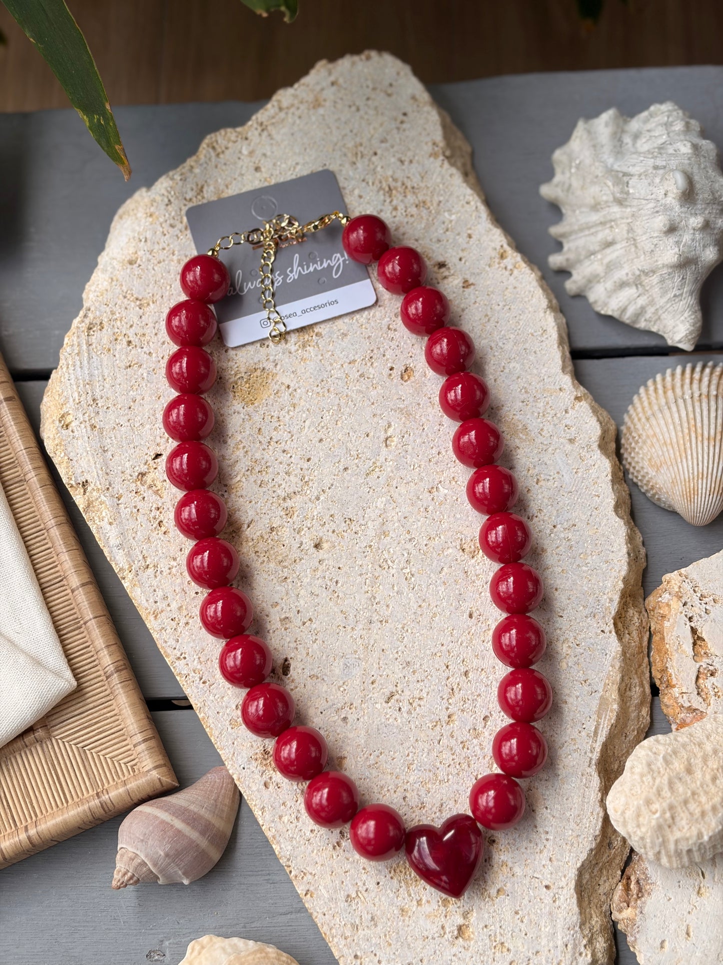 Collar bolas dije corazón vinotinto degradé