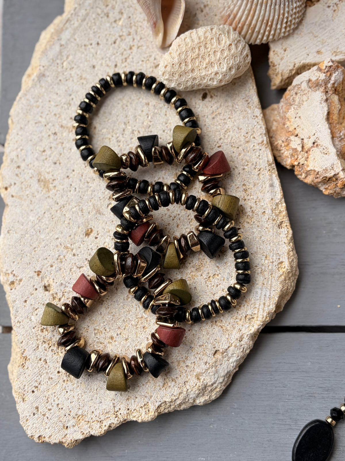 Set pulseras resortadas en madera x 4