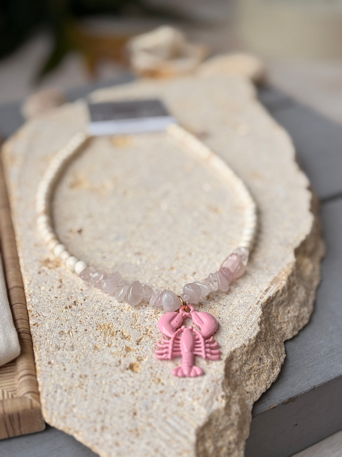 Collar en fósil y piedra natural dije langosta esmaltada