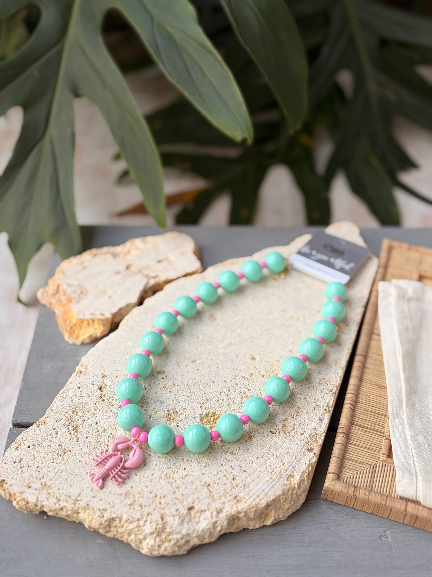 Collar de bolas verde menta dije langosta esmaltada