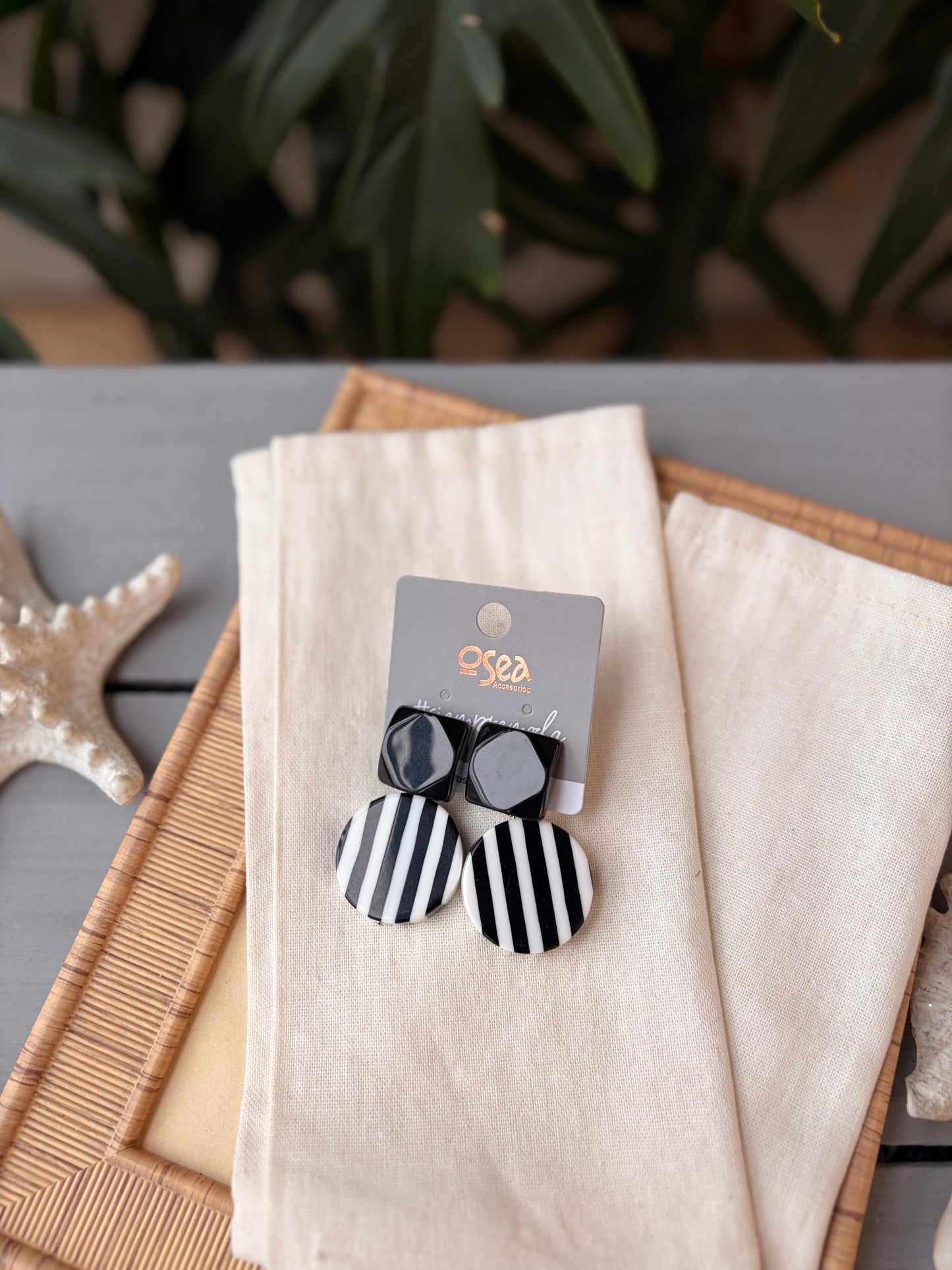 Aretes rayas blanco y negro en resina