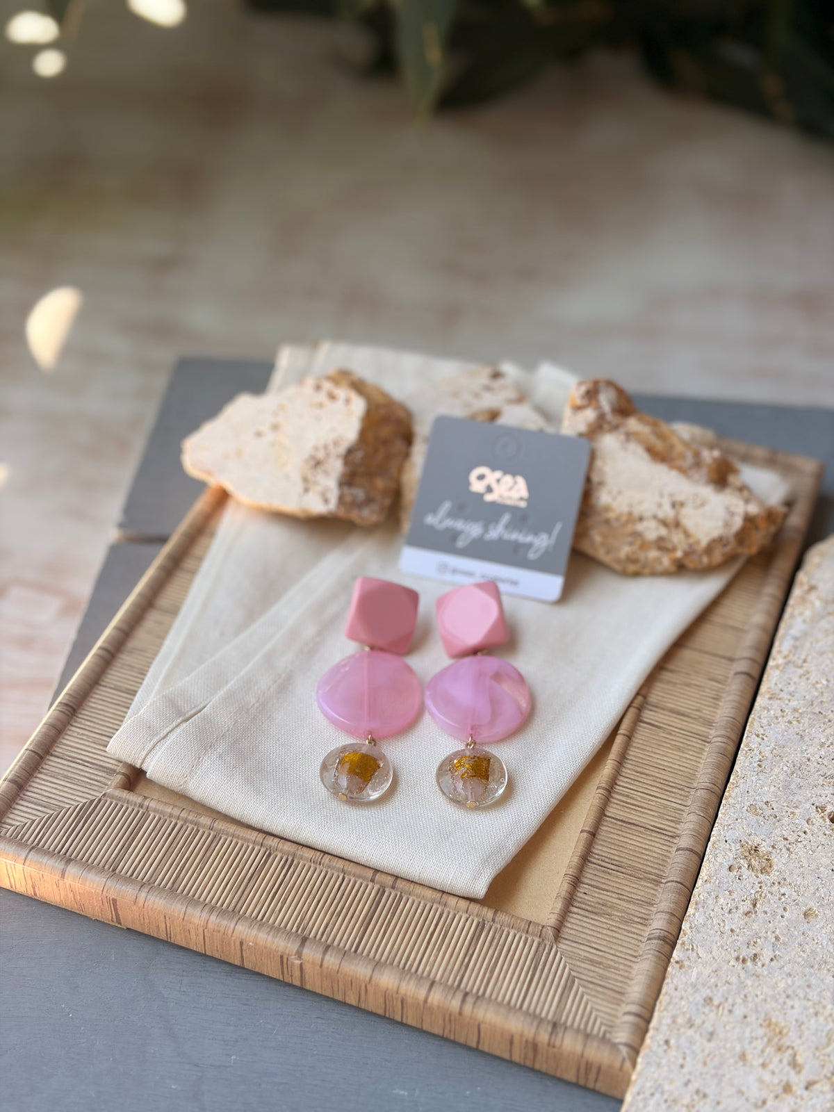 Aretes en resina rosados con dije transparente