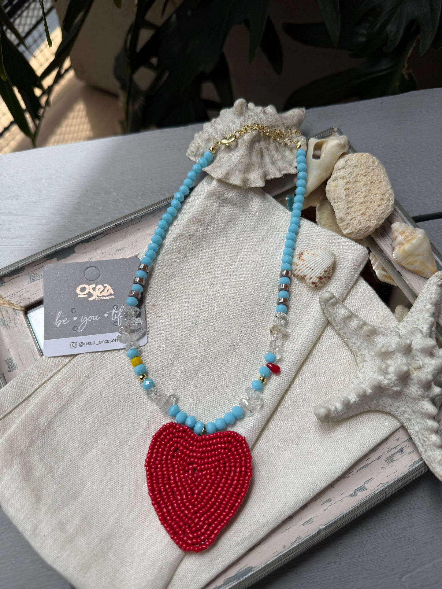 Collar corto piedras y dije  de corazón en mostacilla