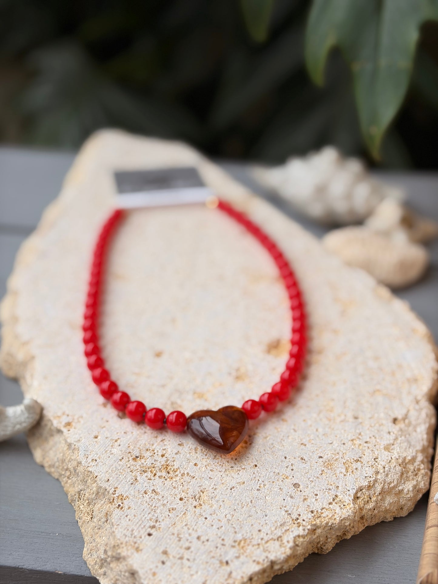 Collar corto bolas rojas pequeñas dije corazón tonos ámbar