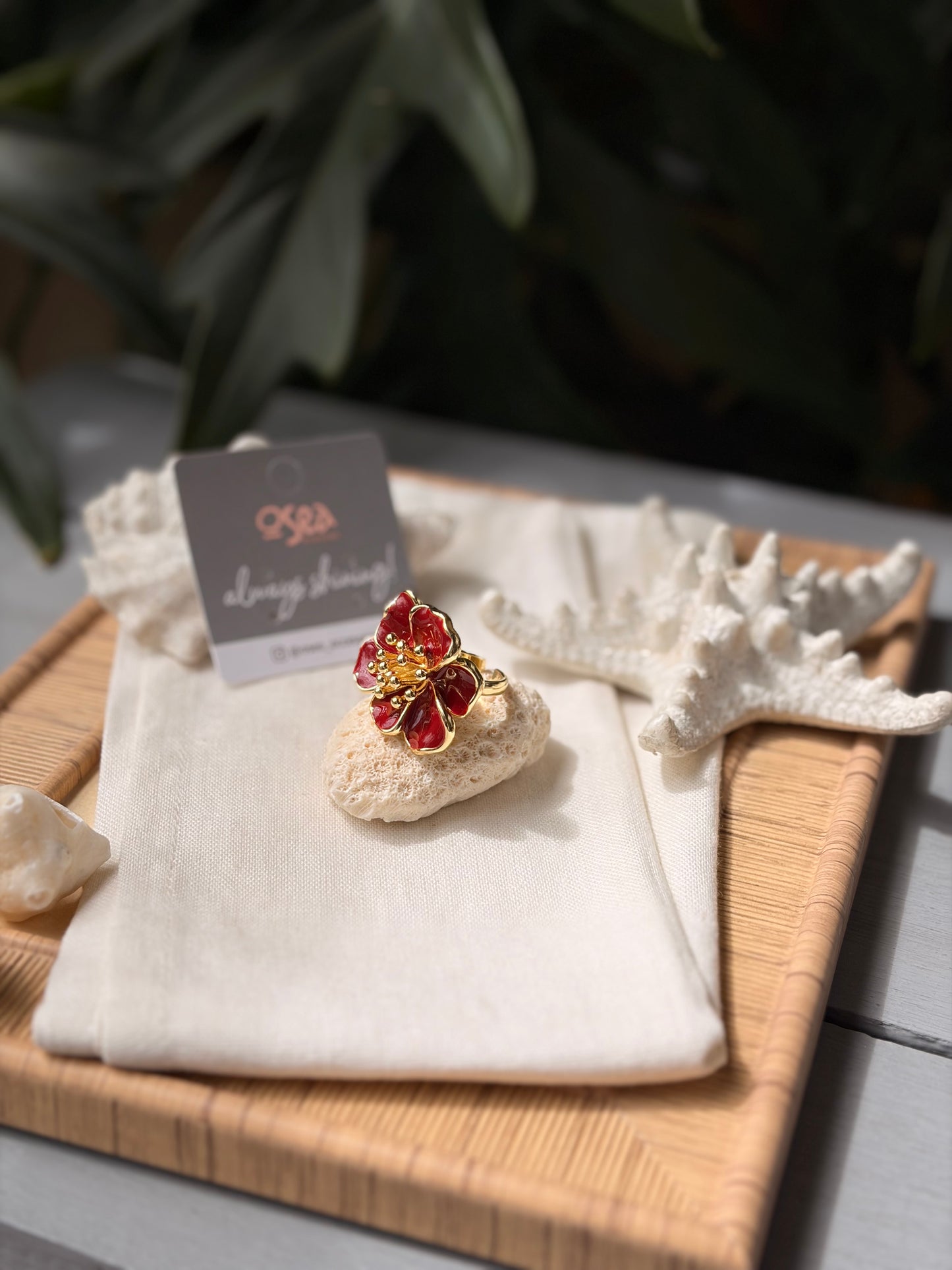 Anillo rodinado flor destello resina vinotinto