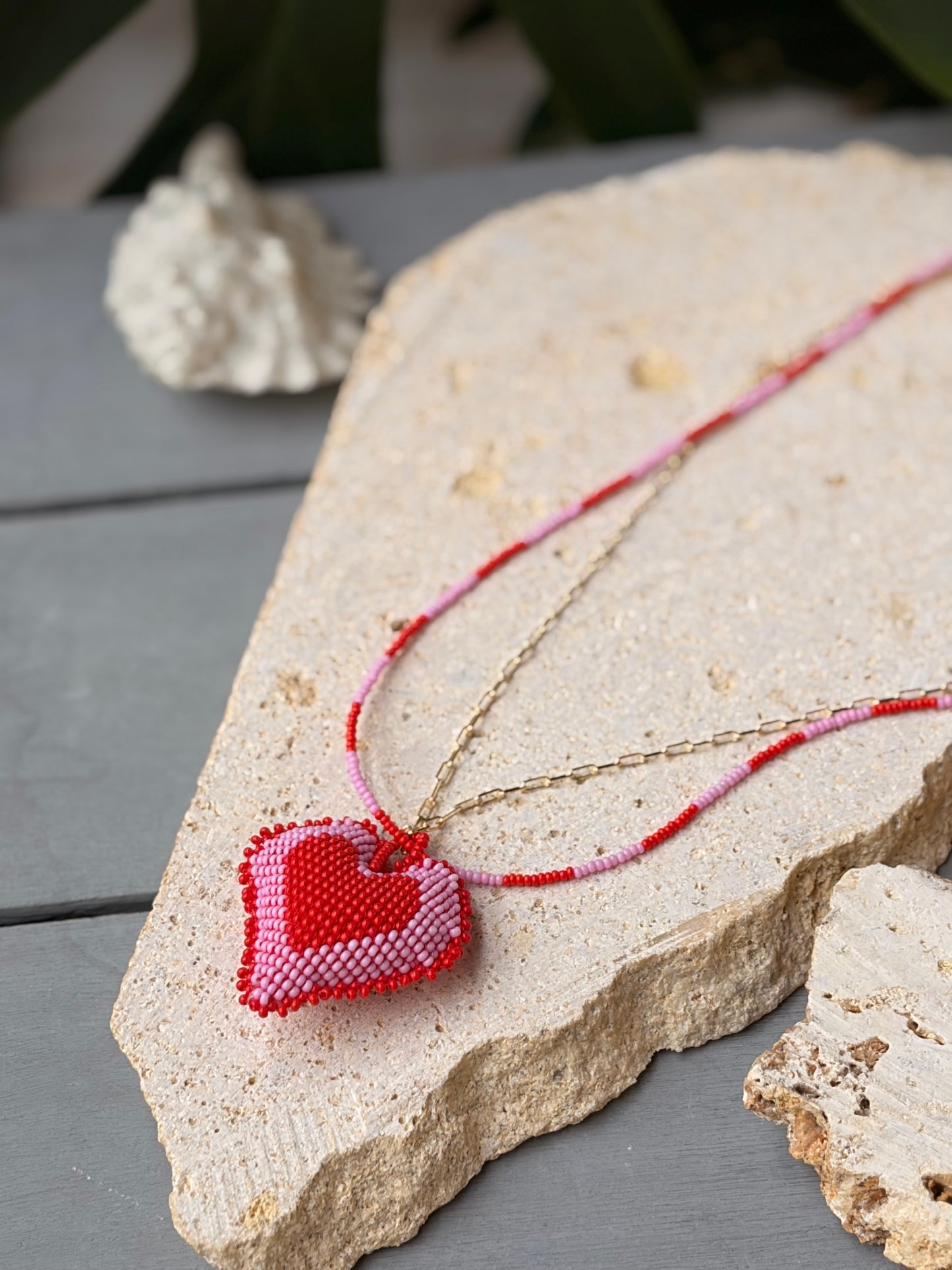 Collar tejido en mostacilla corazón doble faz