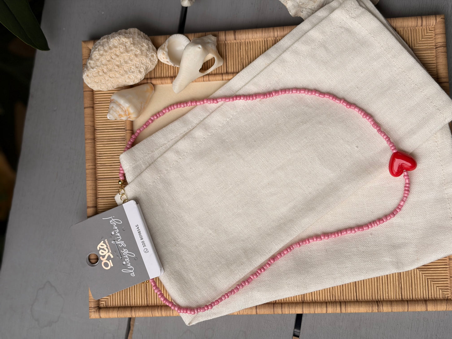 Collar mostacillas rosadas dije corazón