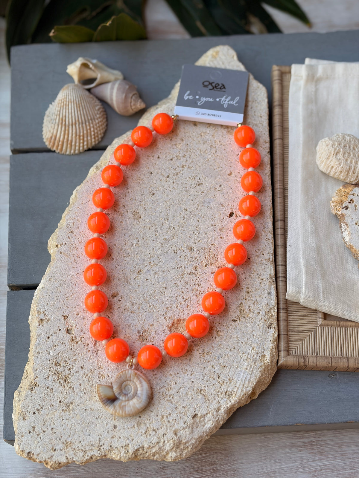 Collar bolas naranja dije concha plástica
