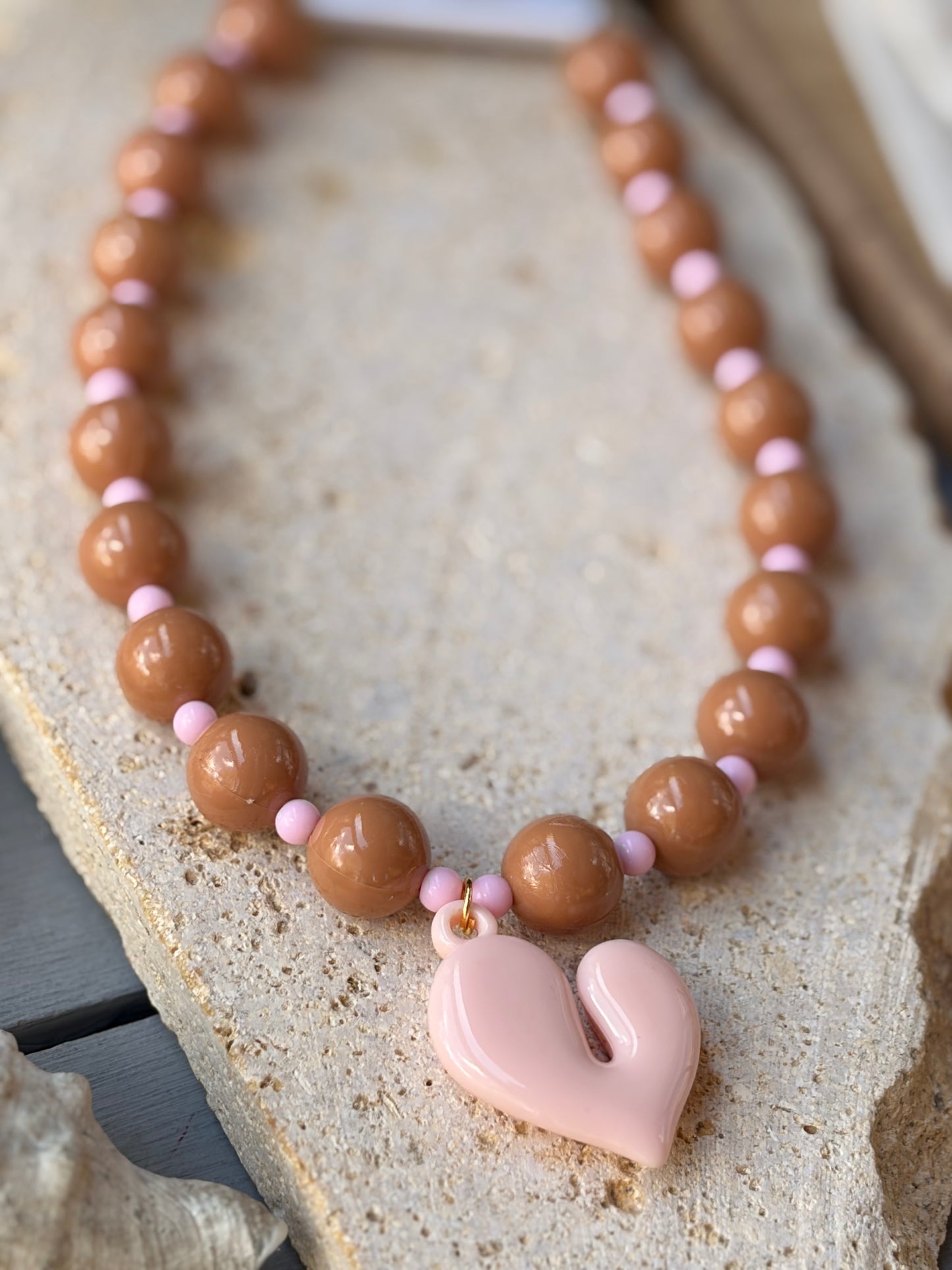 Collar bolas corazón rosado