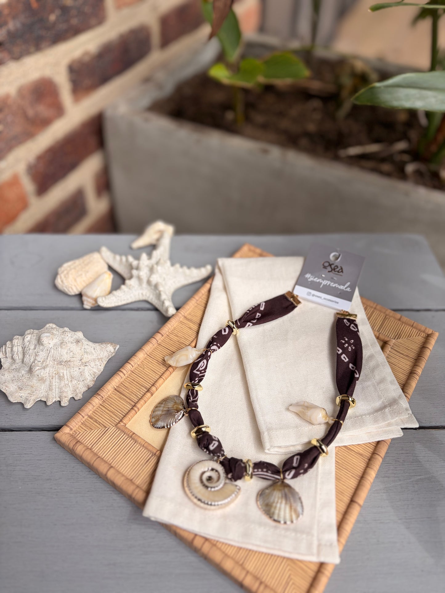 Collar de tela con dijes de playa