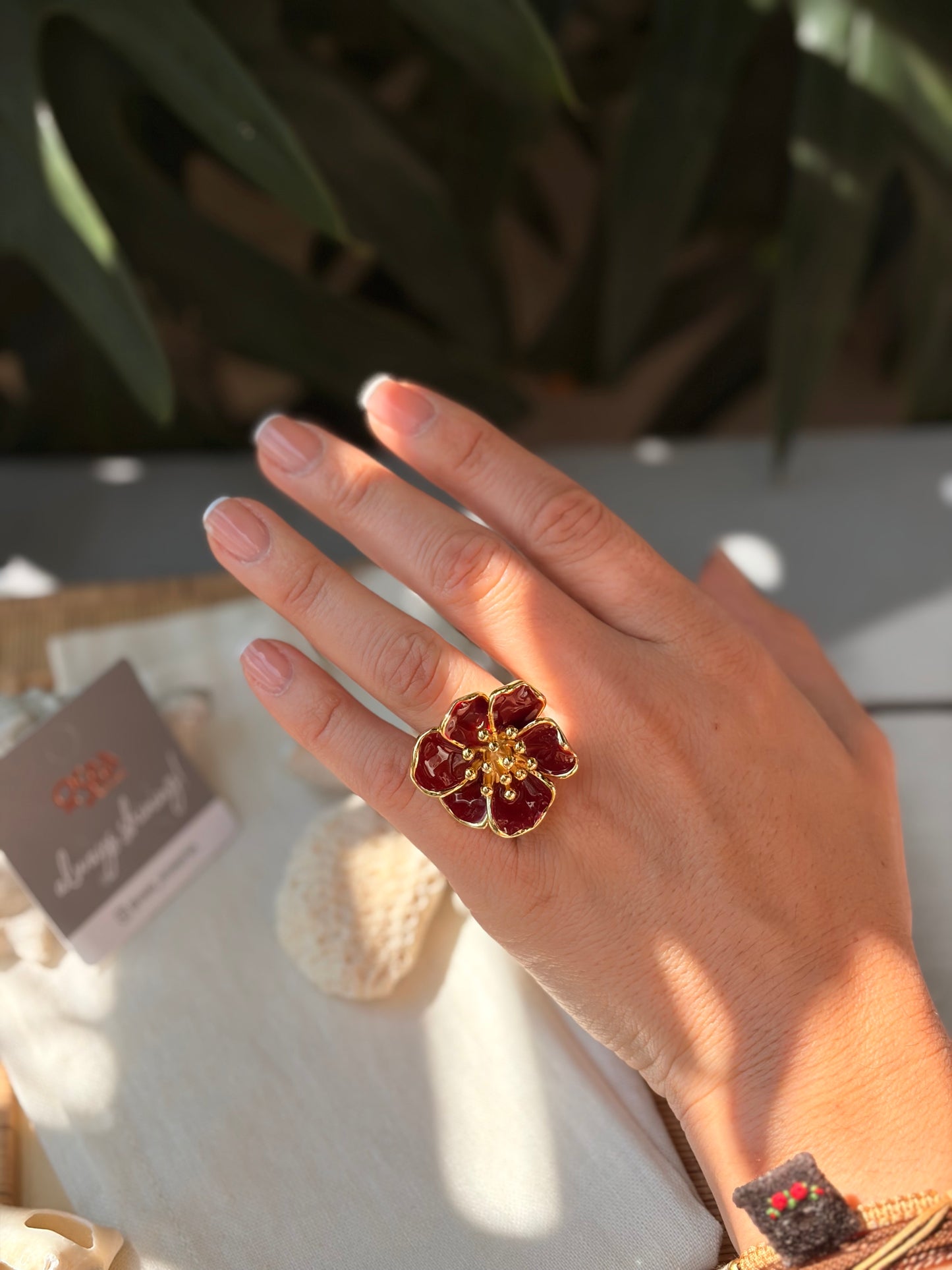 Anillo rodinado flor destello resina vinotinto