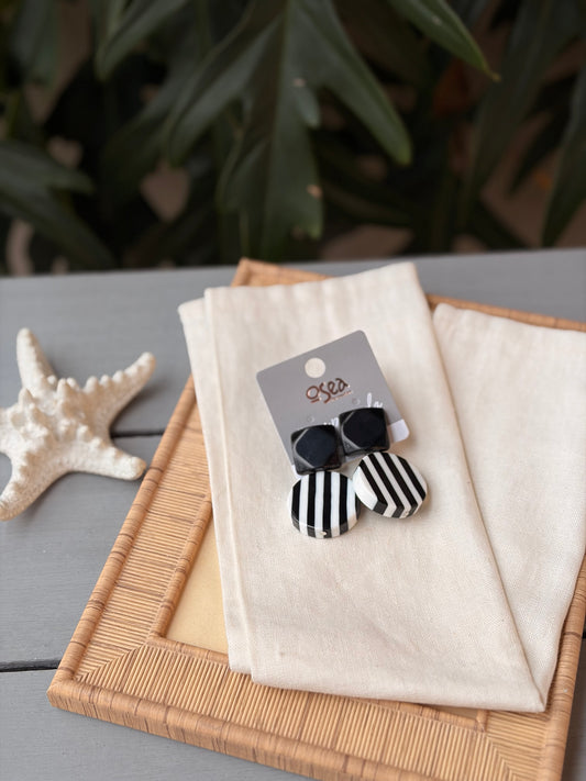Aretes rayas blanco y negro en resina