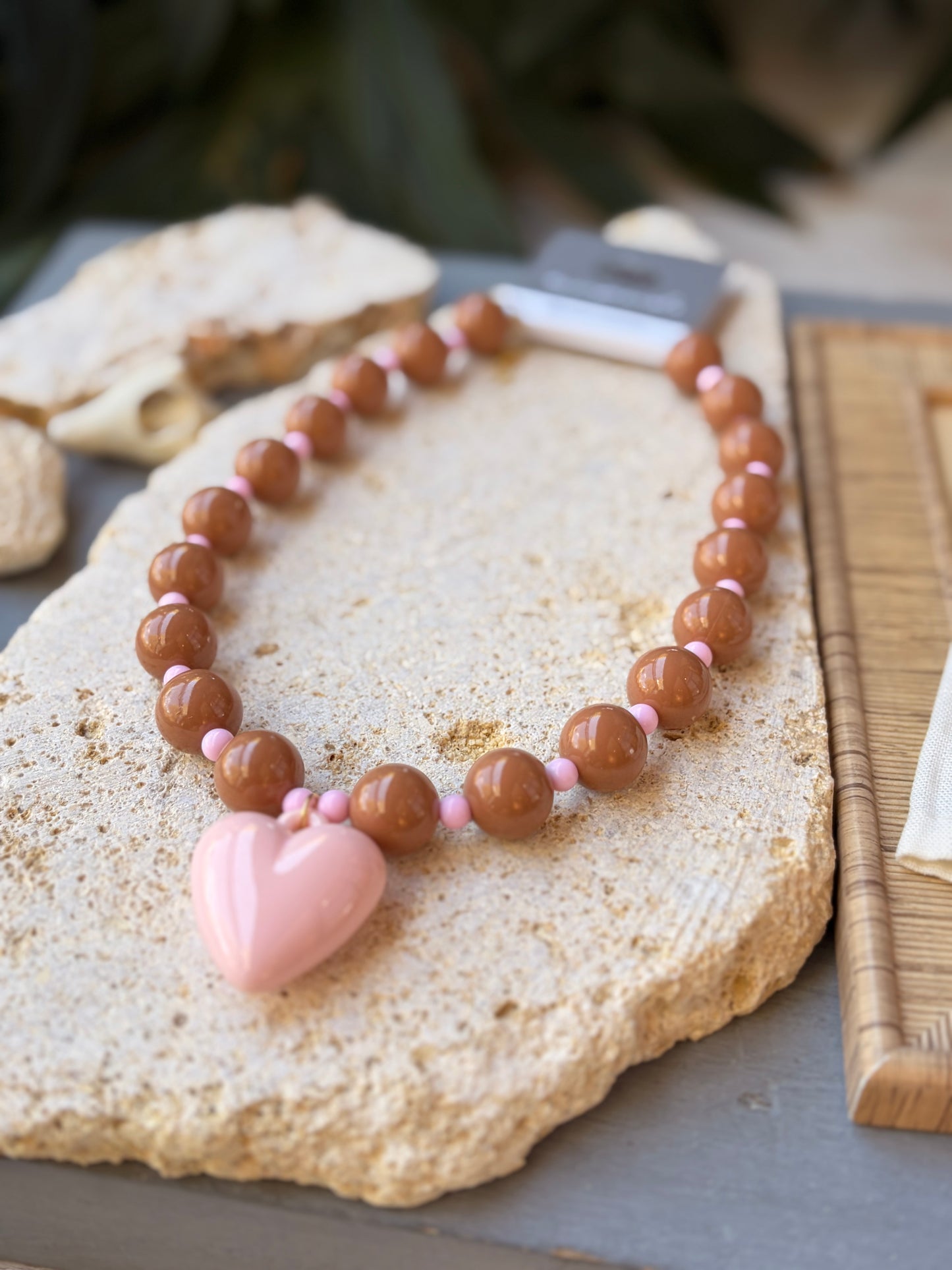Collar bolas café dije corazón rosado