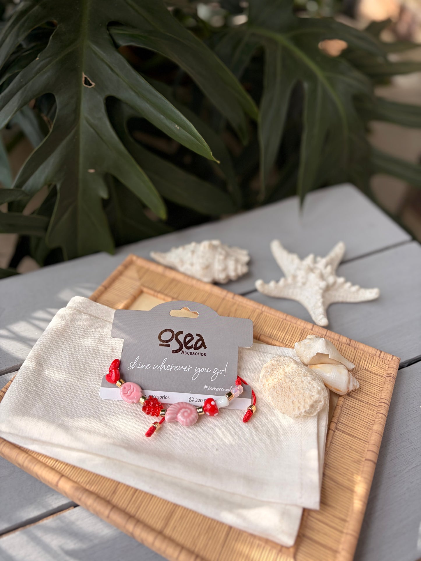 Pulsera hilo dijes rojos y rosados