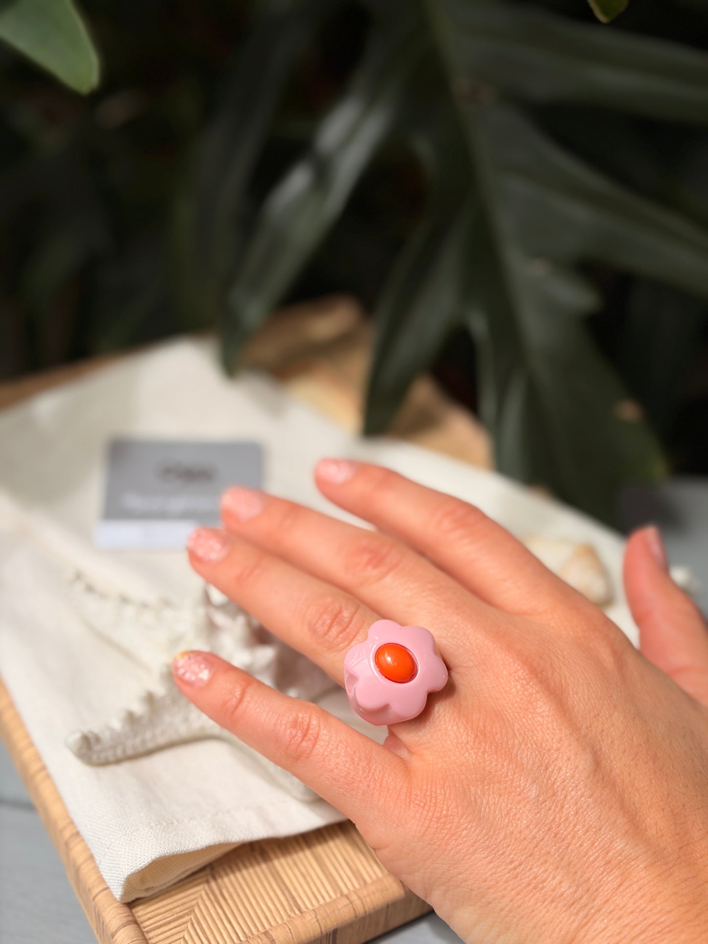 Anillo flor en resina con centro