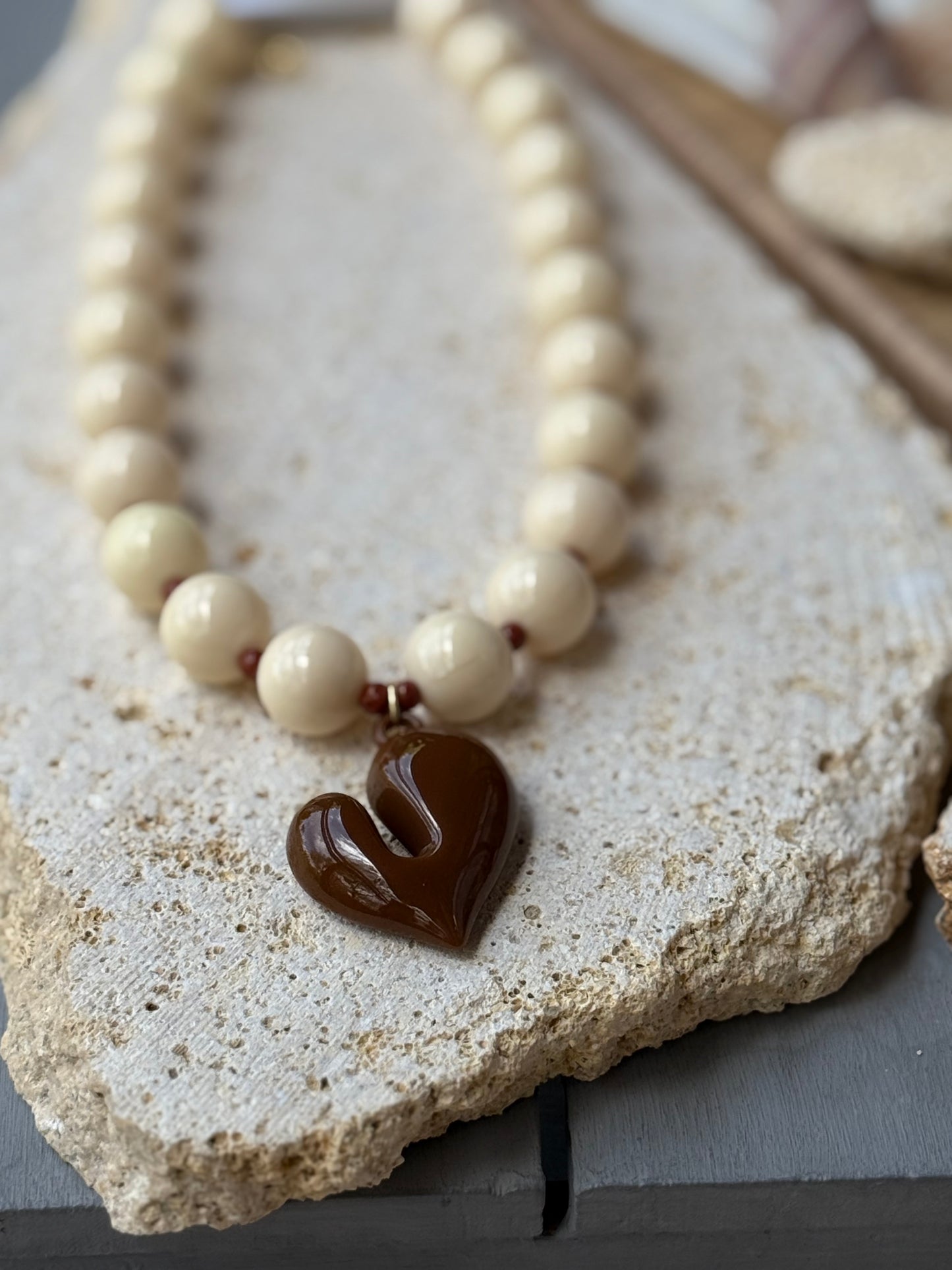 Collar bolas beige dije corazón