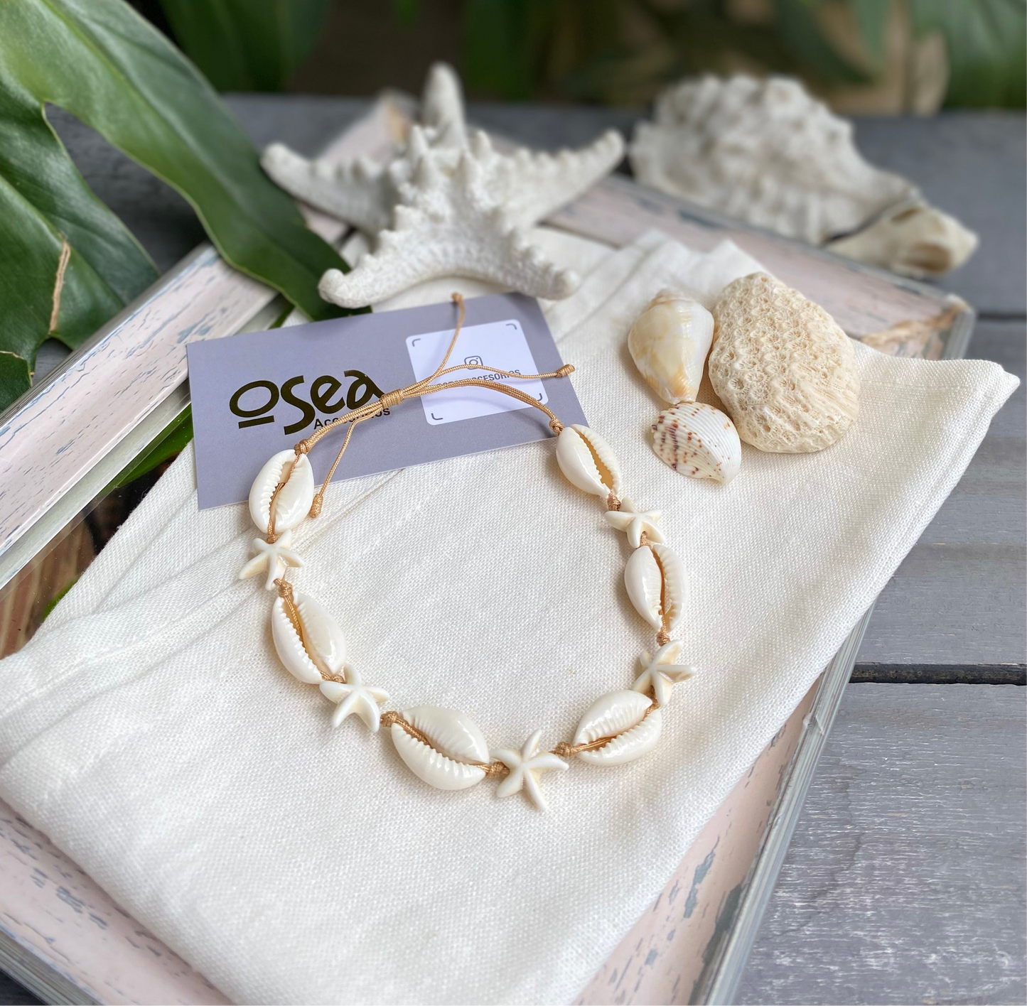 Tobillera en hilo conchas y estrella fósil
