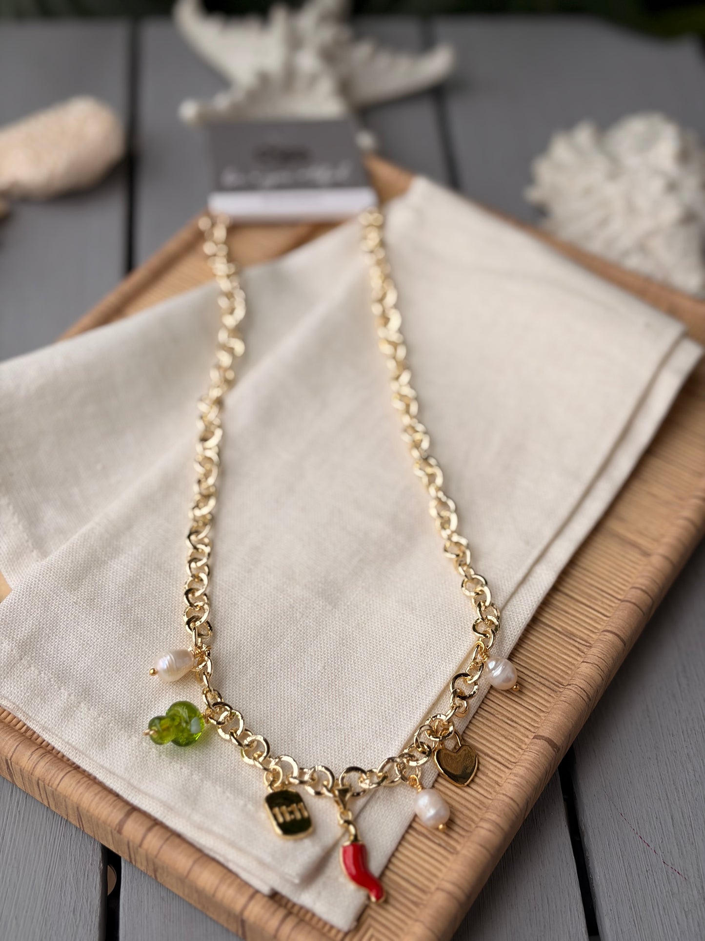 Collar rodinado con dijes variados