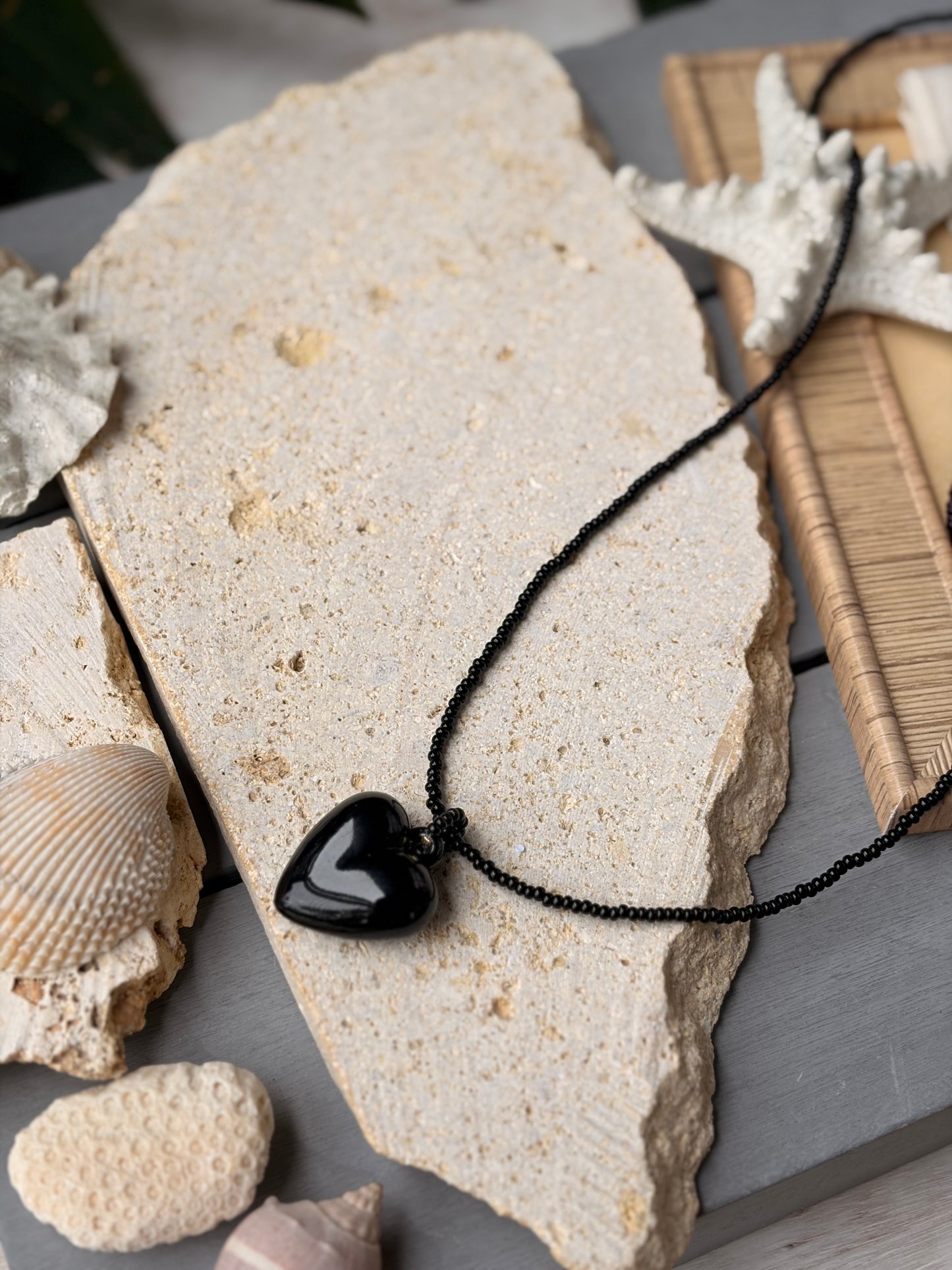 Collar largo en mostacilla dije corazón