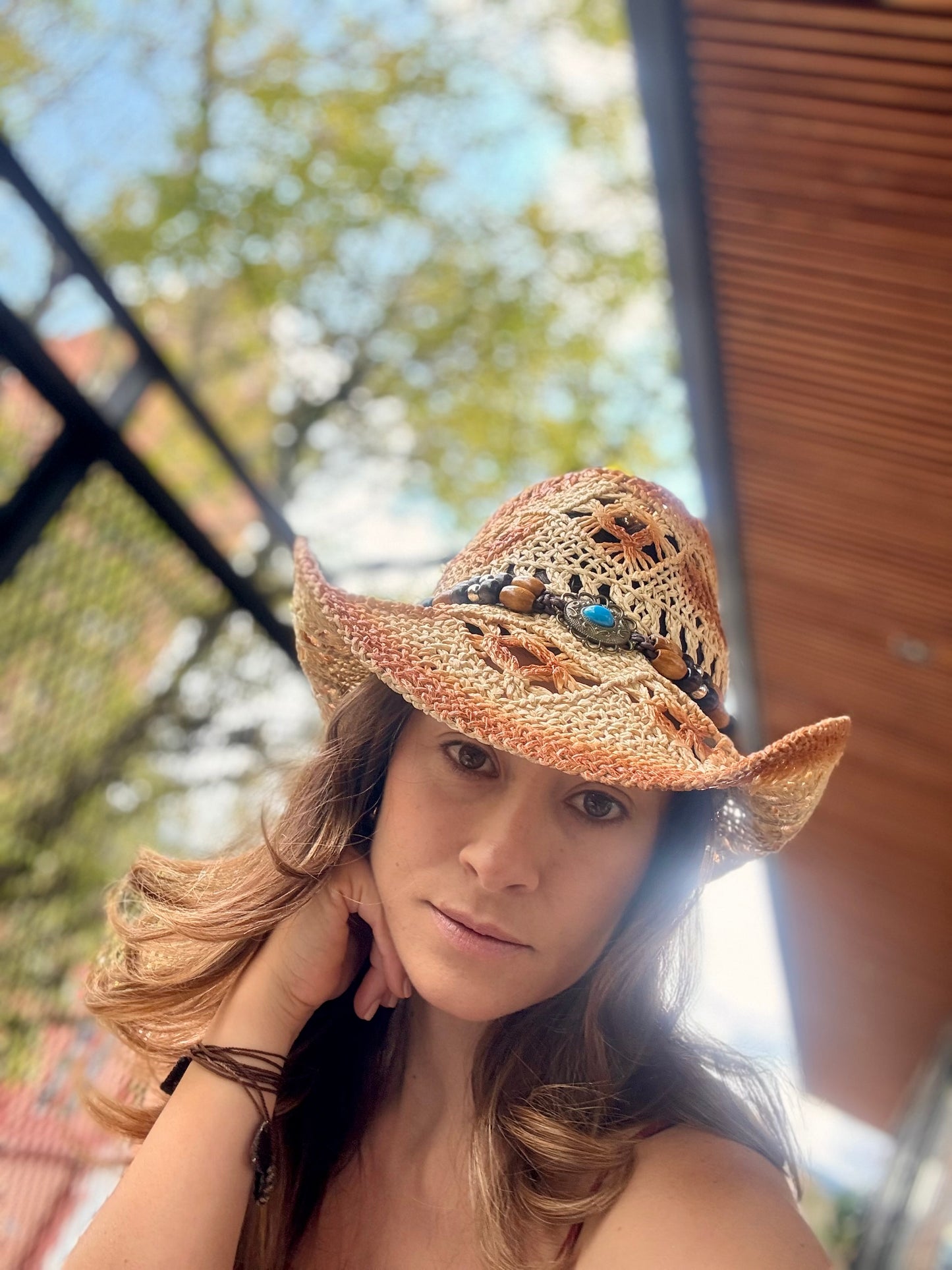 Sombrero rijido en macramé con accesorio en madera