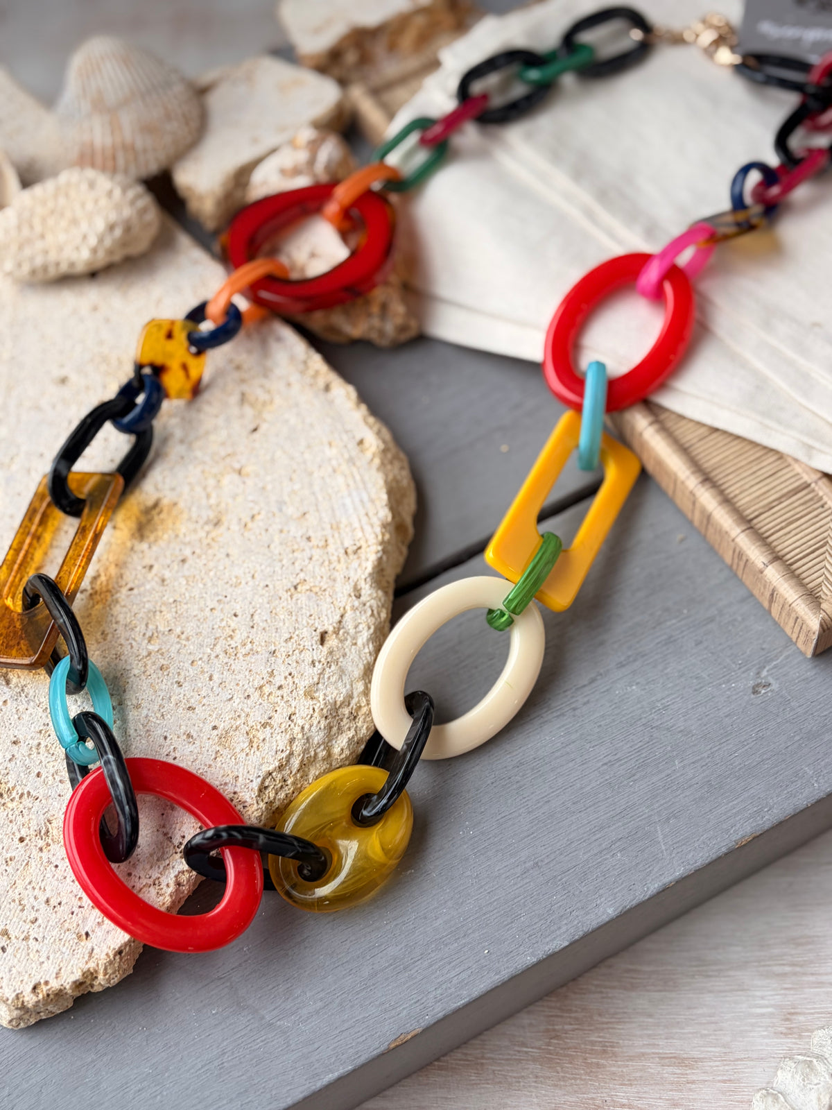 Collar largo en eslabones de resina en colores
