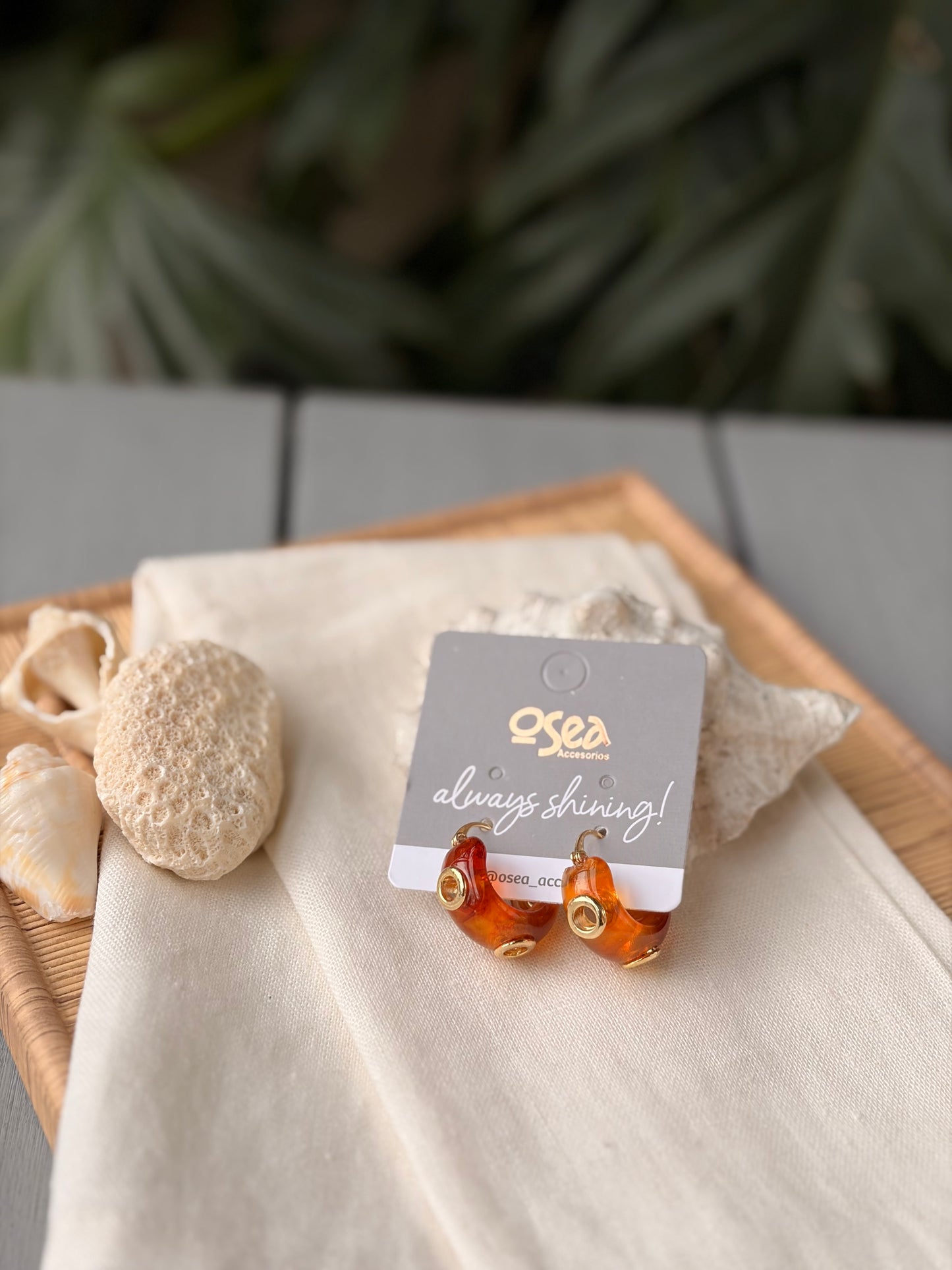 Candongas en resina y taches