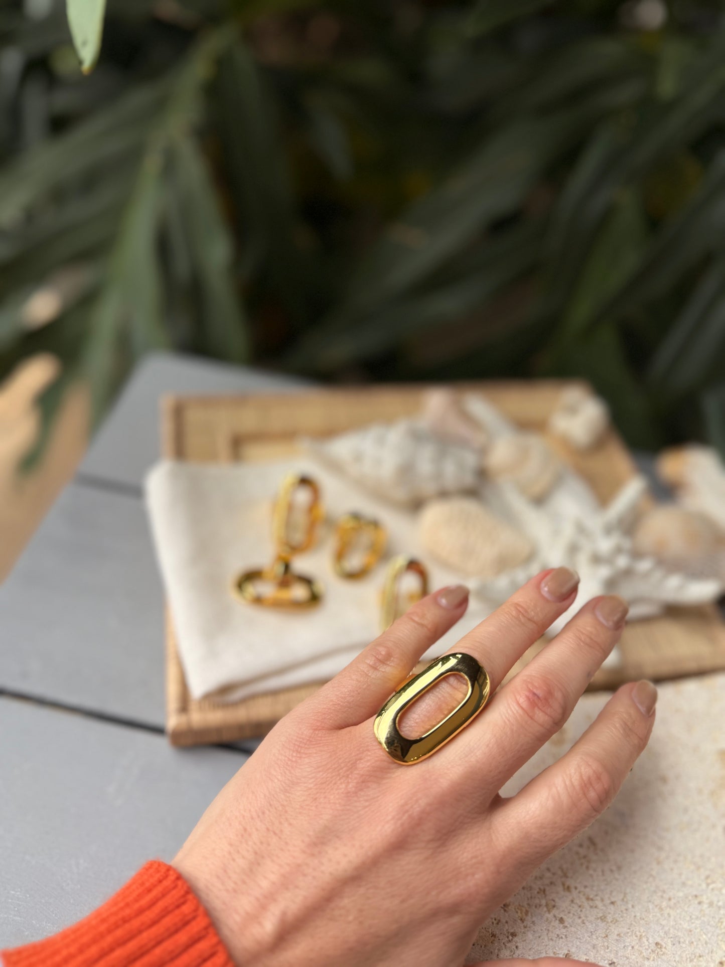 Anillo dorado rectangular