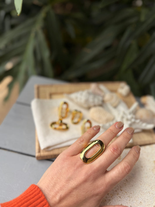 Anillo dorado rectangular