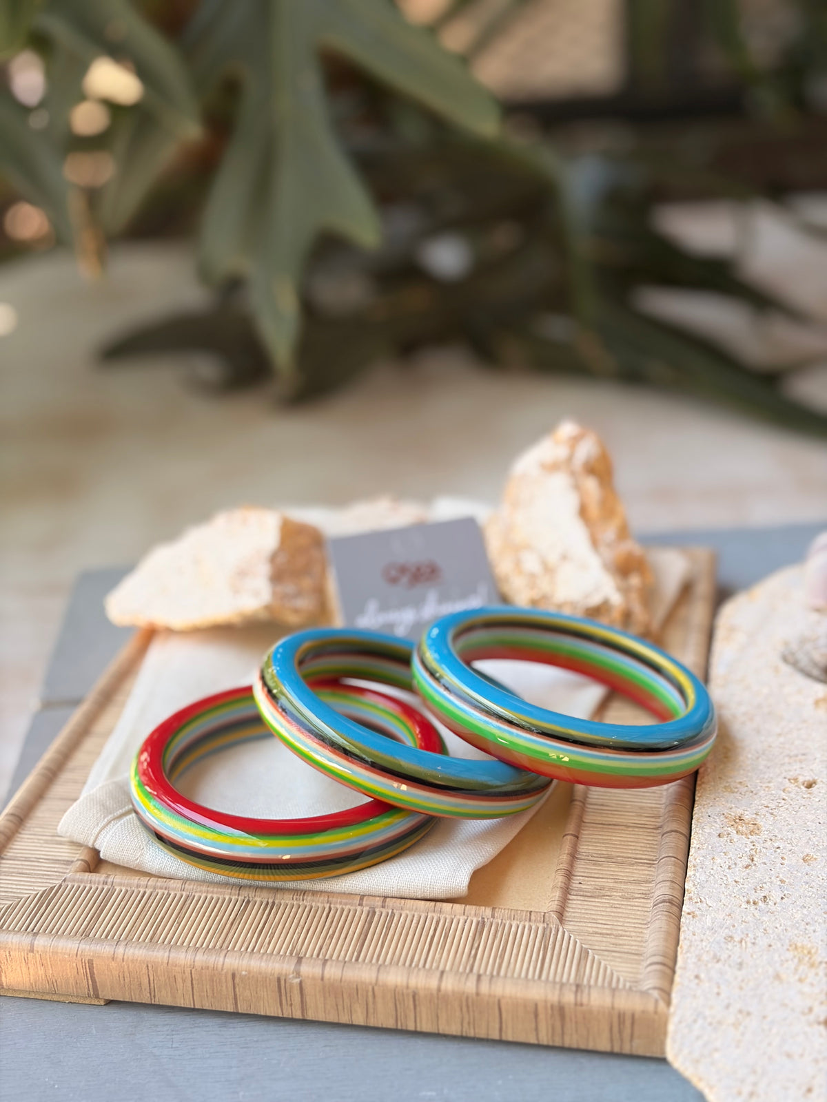 Pulsera en resina multicolor