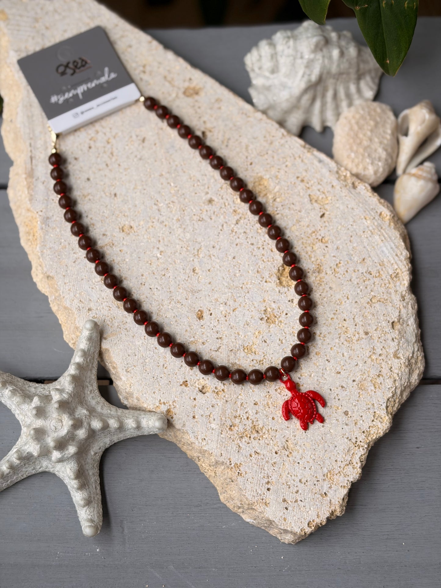 Collar bolas café dije tortuga roja