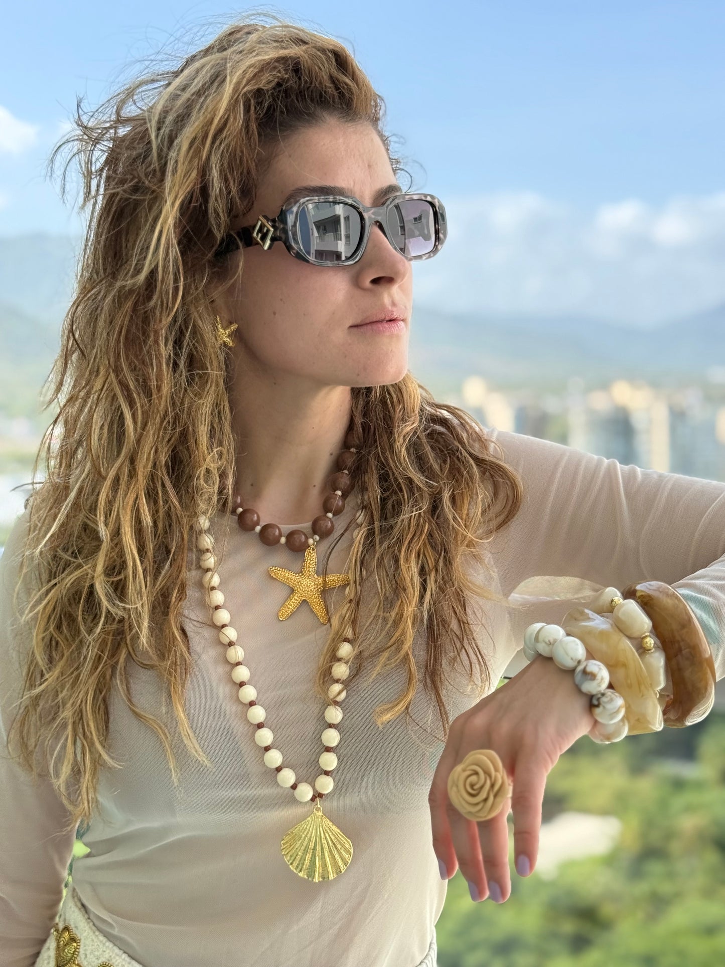 Collar largo bolas beige medianas dije concha 24k