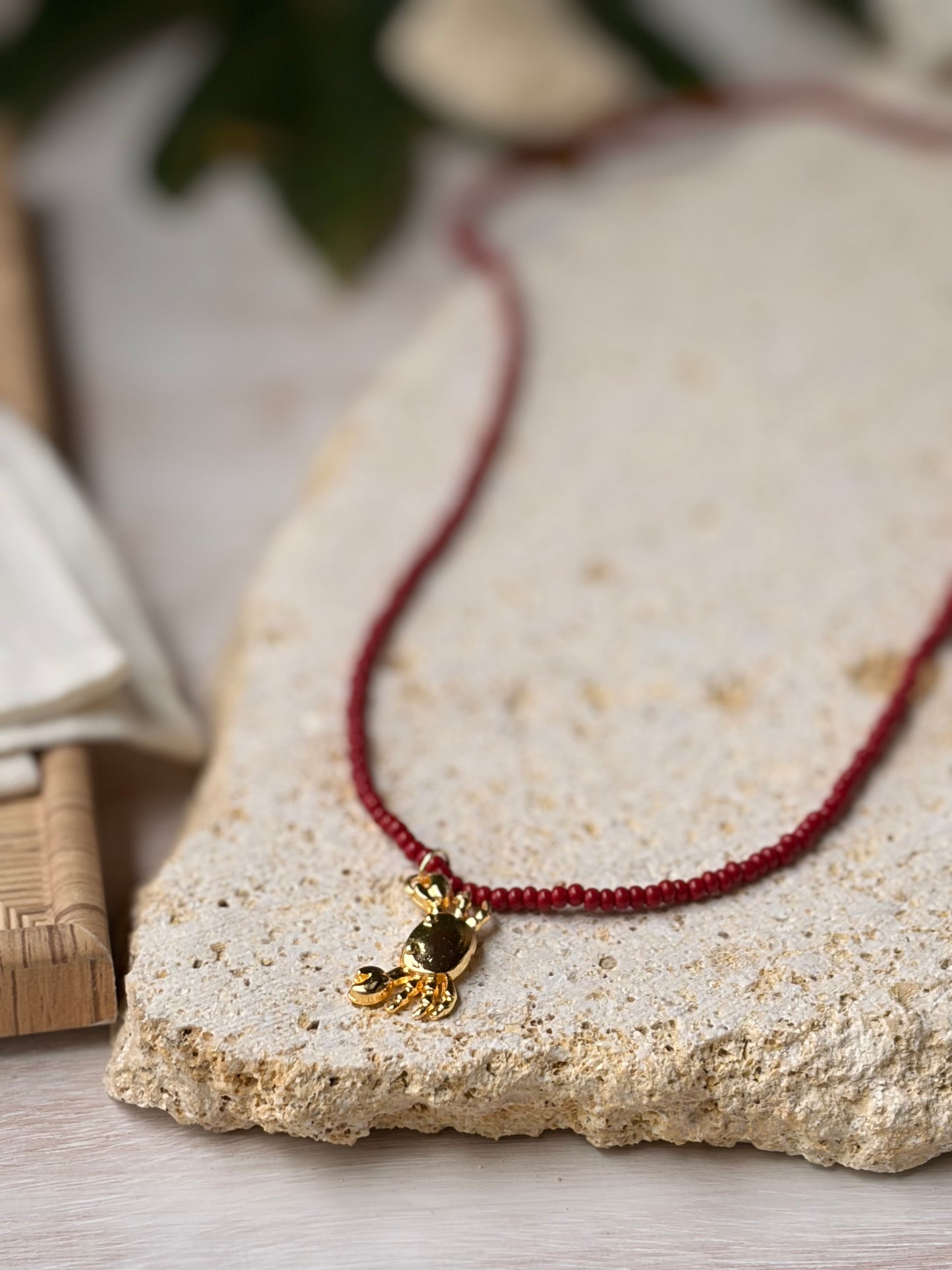 Collar largo mostacillas vinotinto dije mar