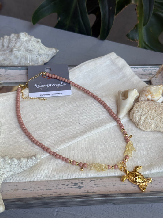 Collar piedras rosa vieja con dije de tortuga de mar