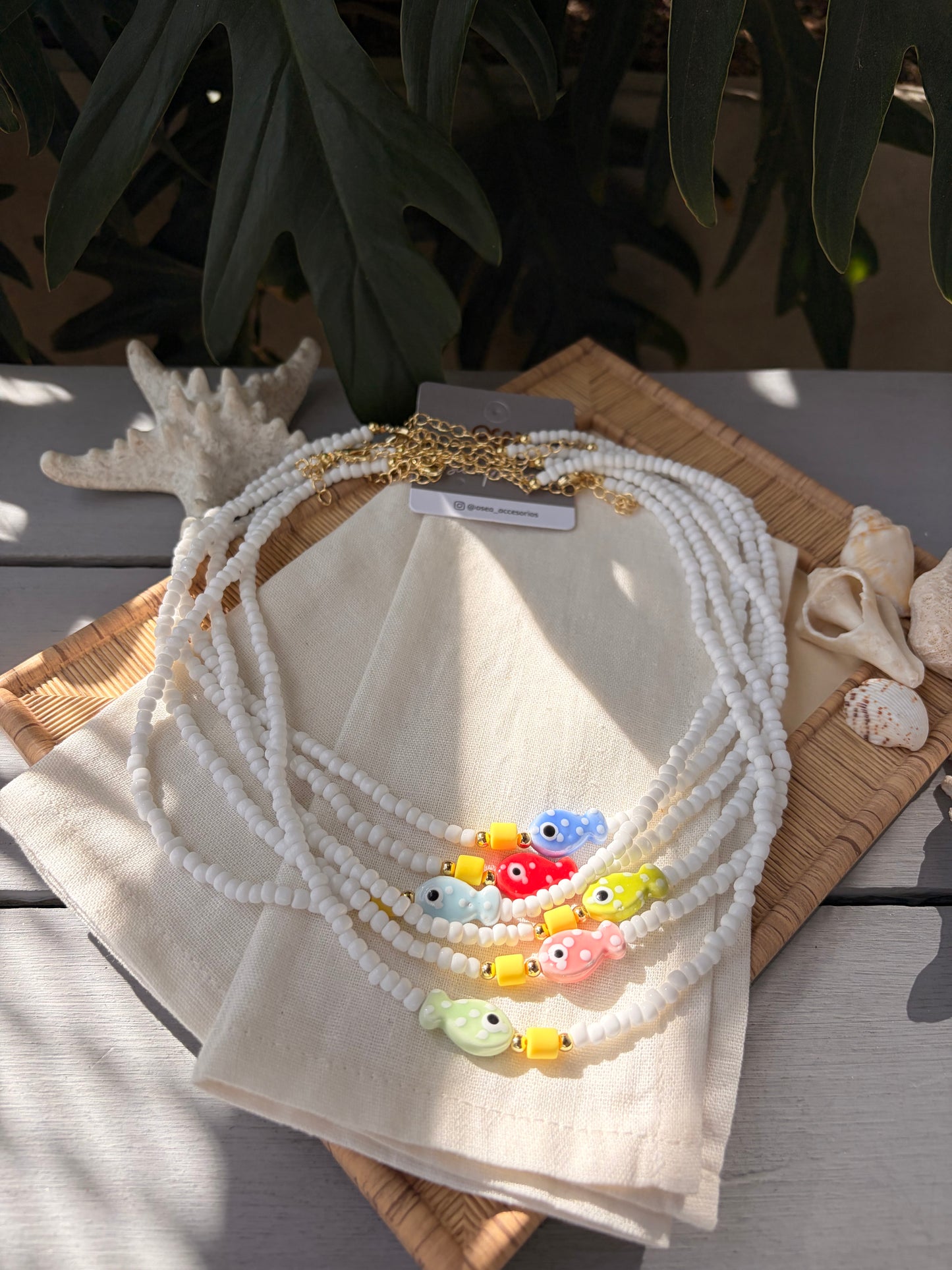 Collar mostacilla mediana blanca dije pez