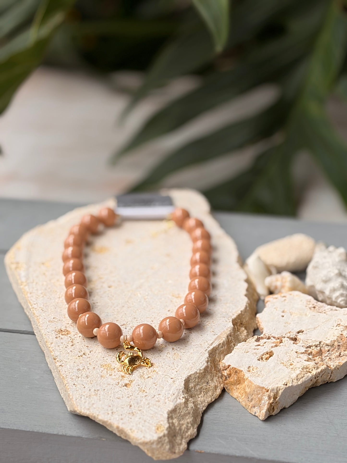 Collar bolas café claro dije cangrejo