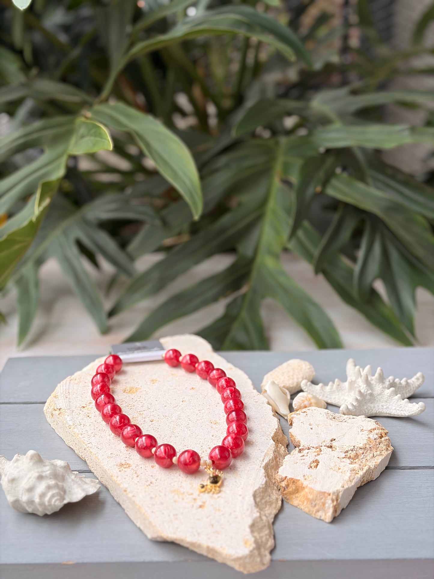 Collar bolas vinotinto perlado dije cangrejo