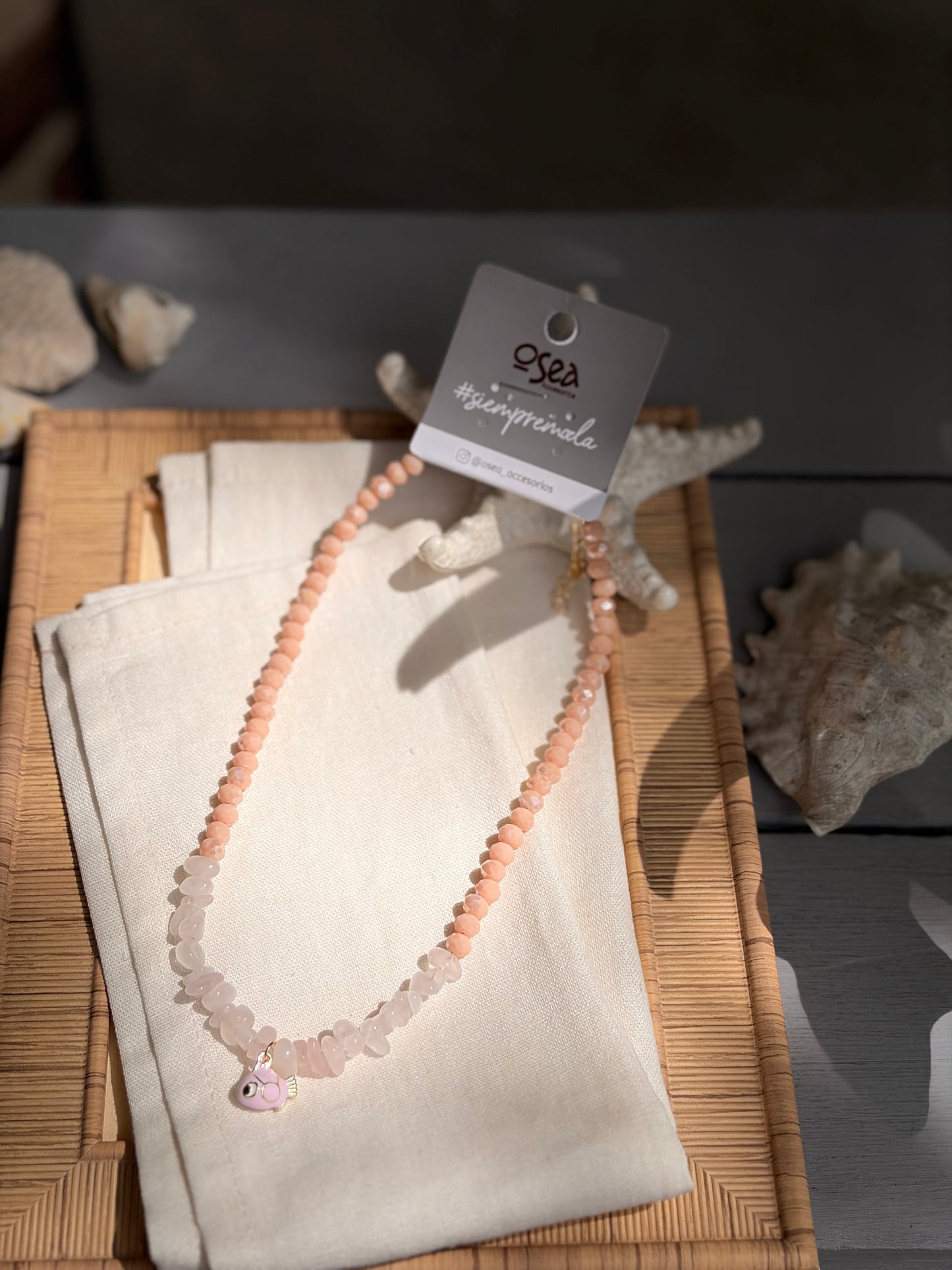 Collar piedras y dije pez tonos rosado