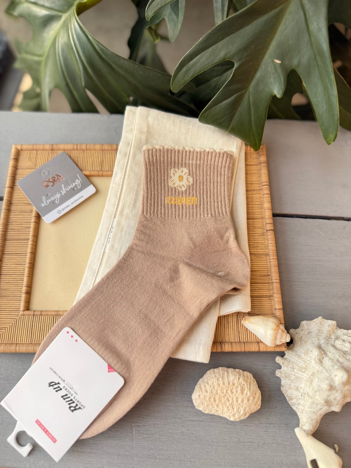Medias en tonos café claro