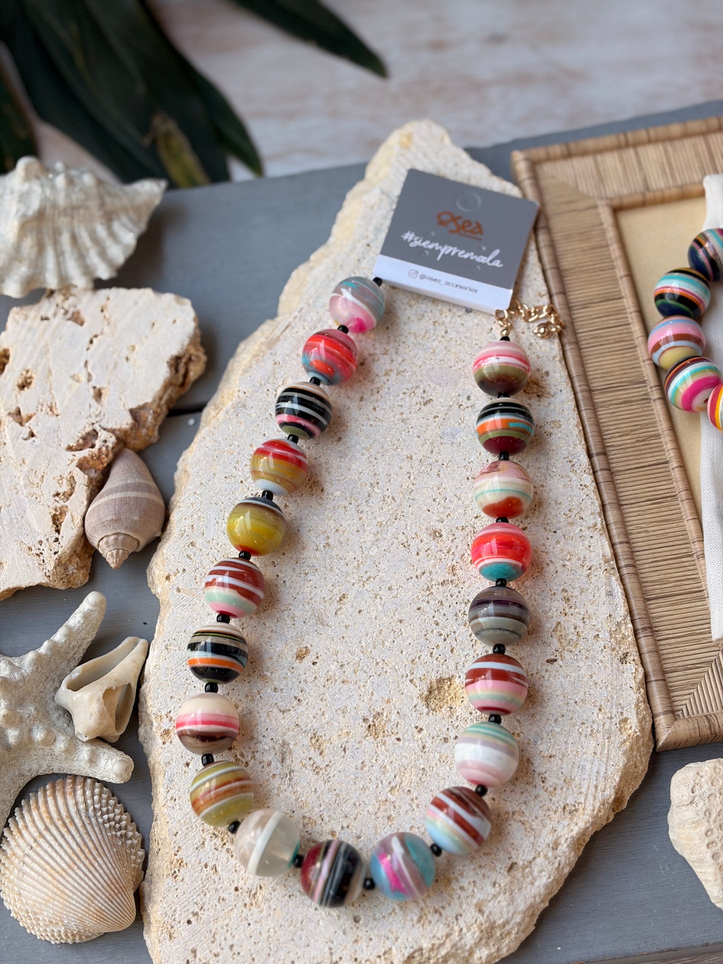 Collar resina bolas matices colores