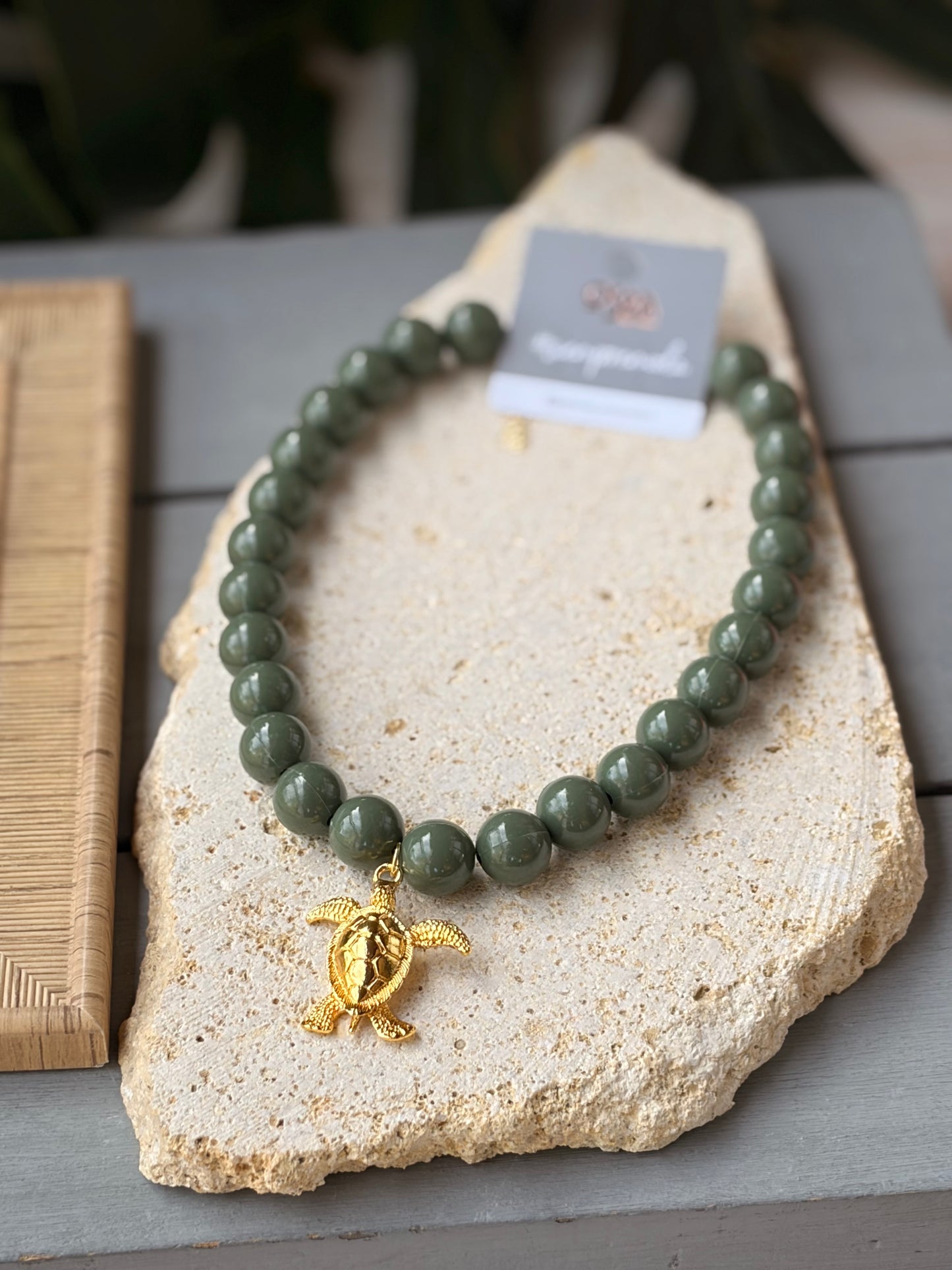 Collar bolas verde dije tortuga de mar 24k