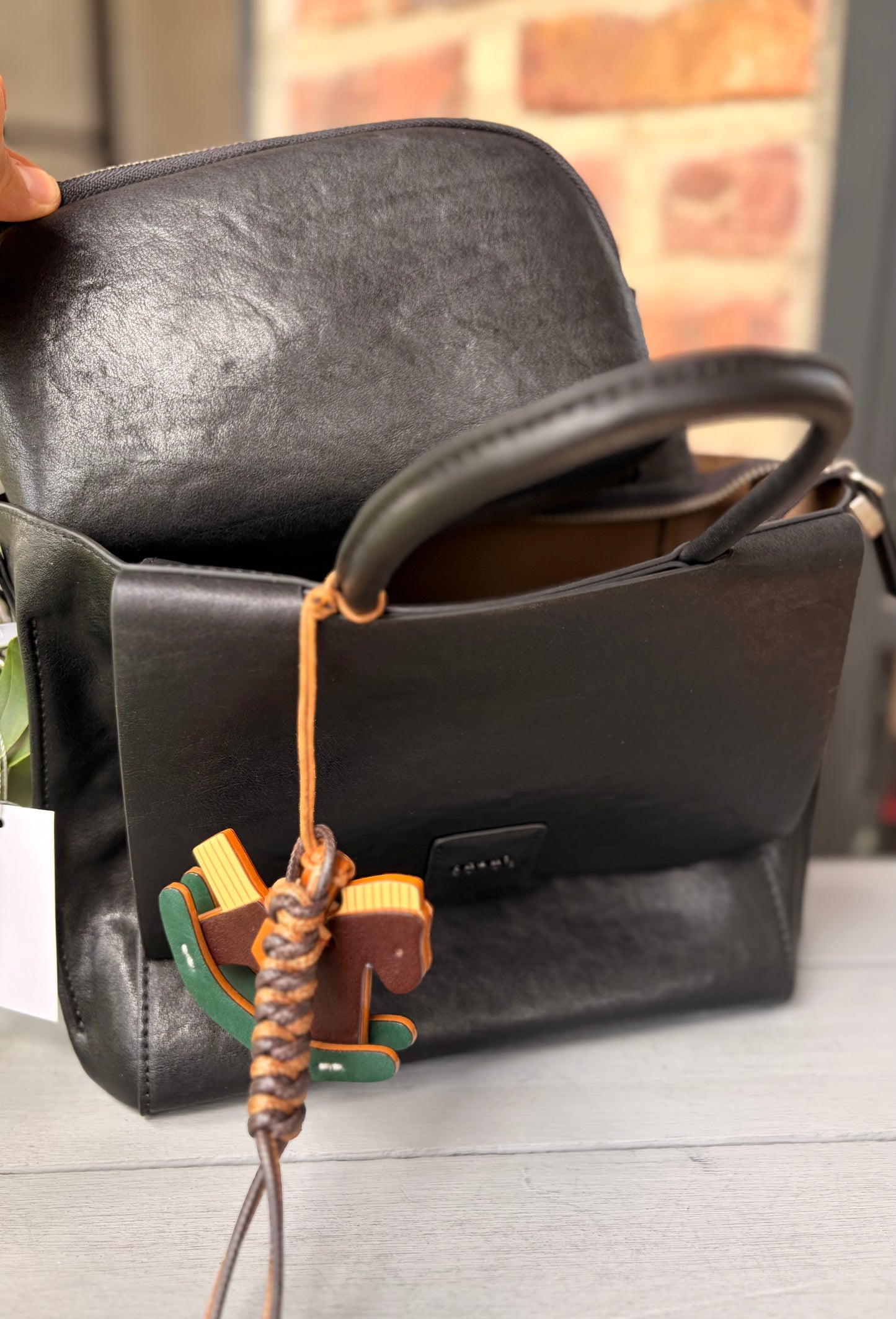 Bolso tipo cuero con detalle