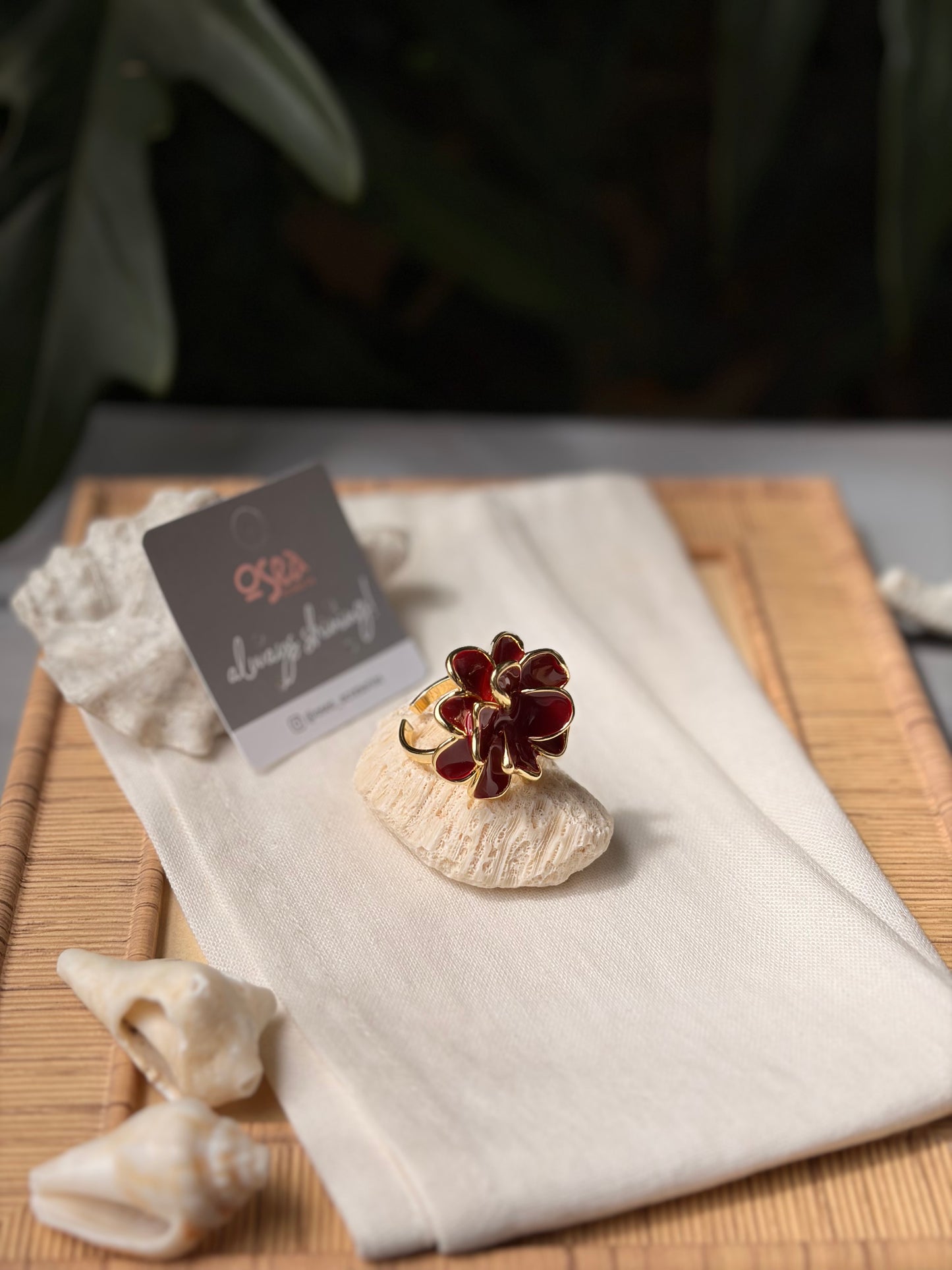 Anillo rodinado flor esmaltado vinotinto